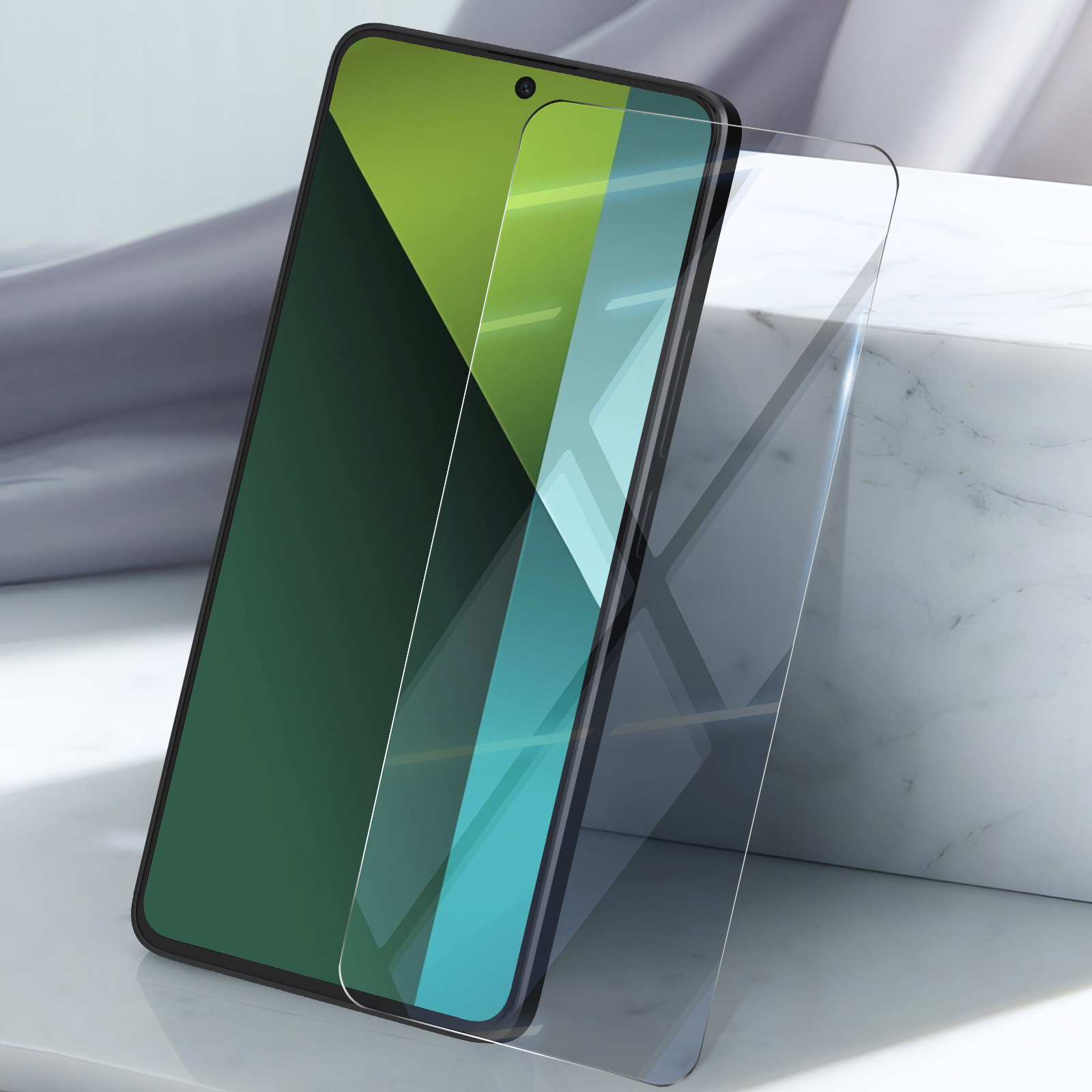 Telefono con protezione schermo. Il telefono è nero, lo schermo verde e la protezione trasparente.