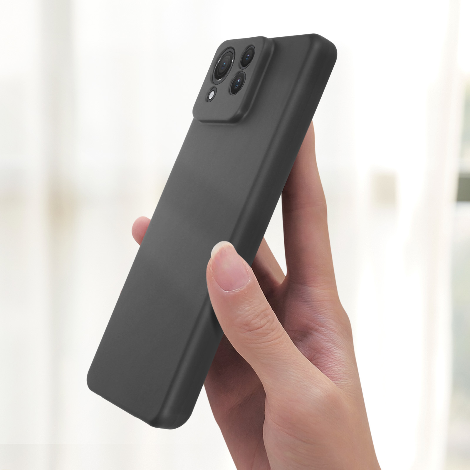 Una mano sosteniendo una funda negra para teléfono con una protuberancia para la cámara. La funda es mate.