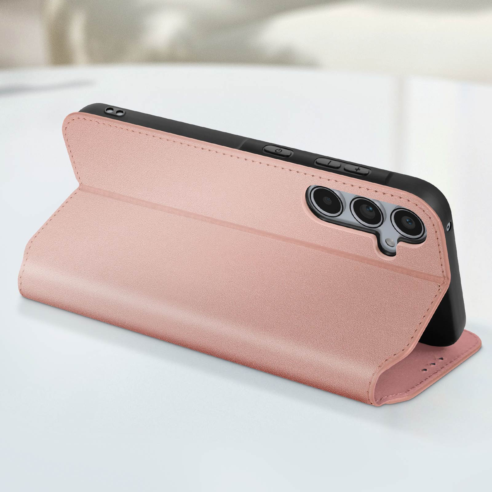 Custodia per telefono rosa su una superficie bianca, con telefono all'interno. Custodia aperta.
