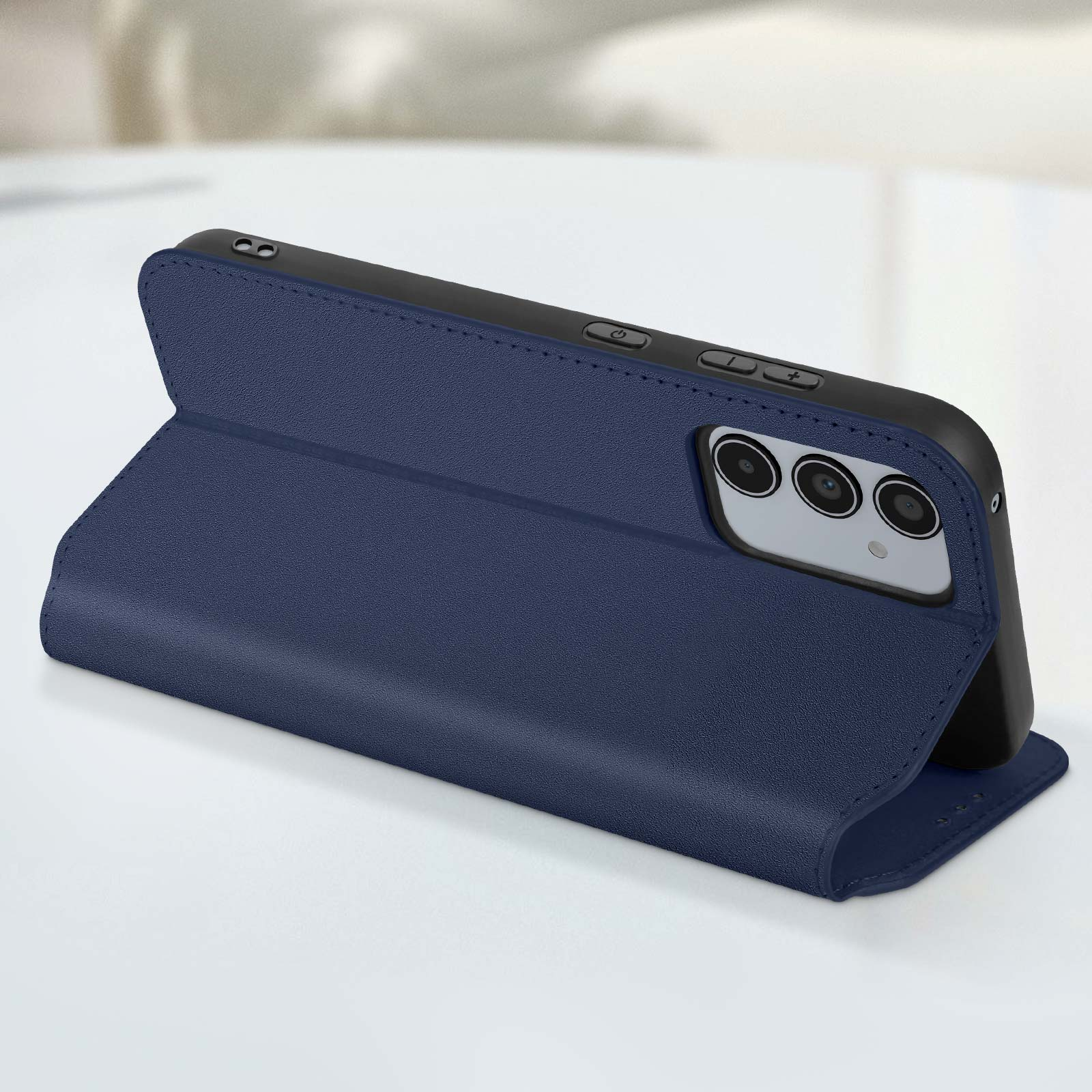 Blaue Handyhülle offen, abgewinkelt. Telefon ist mit Kamera innen sichtbar.