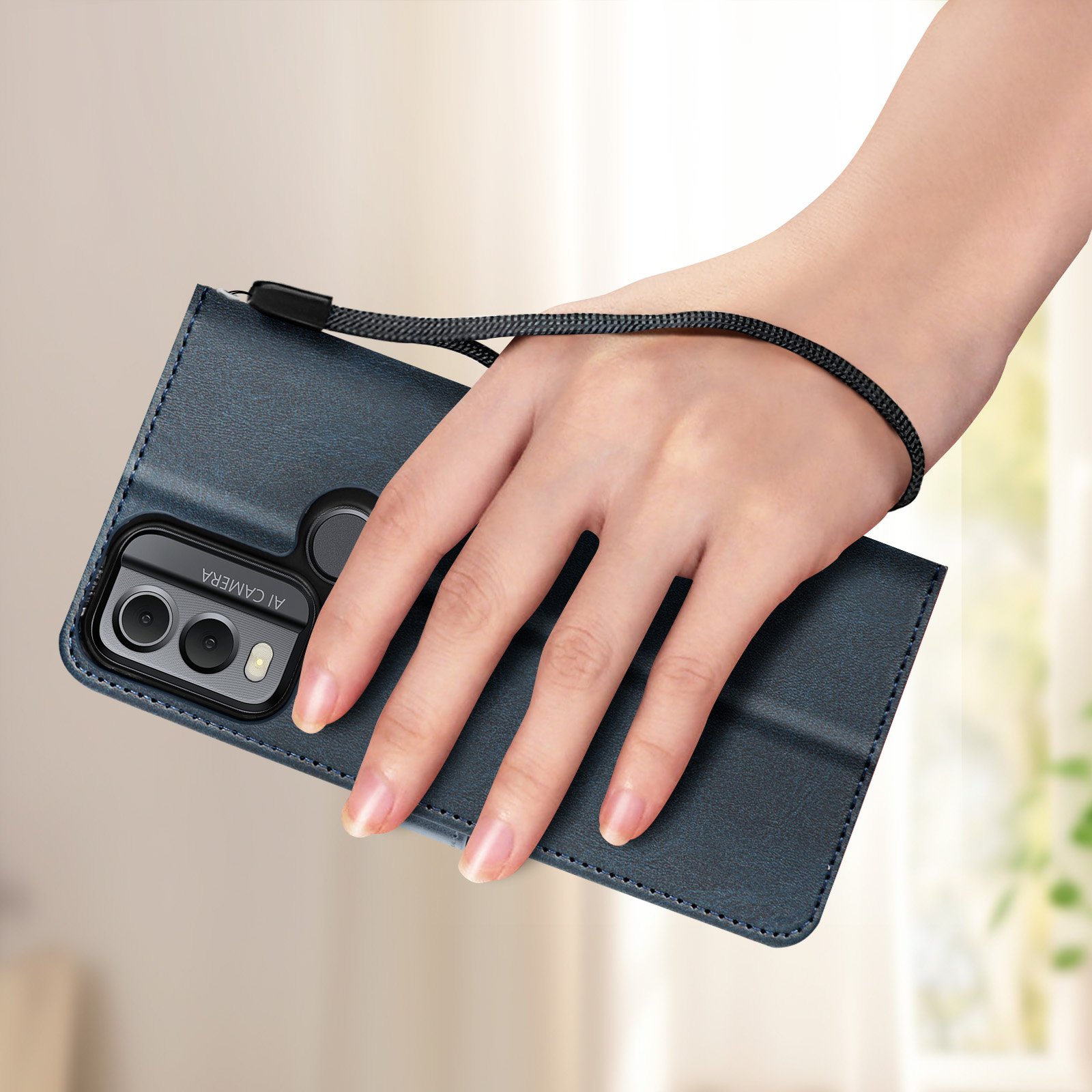 Una mano tiene una custodia per telefono blu chiusa con un cinturino da polso. La custodia ha un ritaglio per la fotocamera.