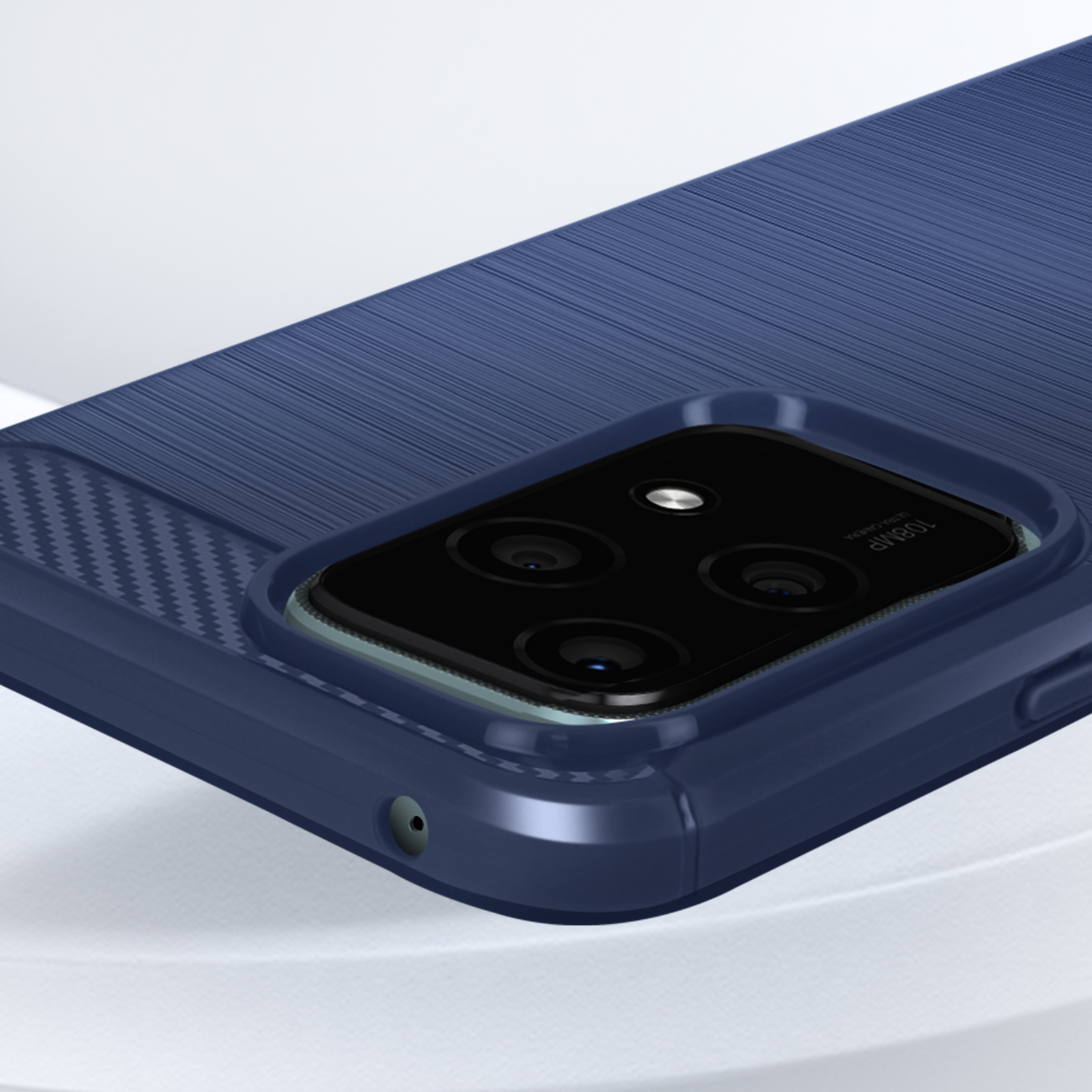Primo piano di una custodia per telefono blu scuro con obiettivo della fotocamera al centro.