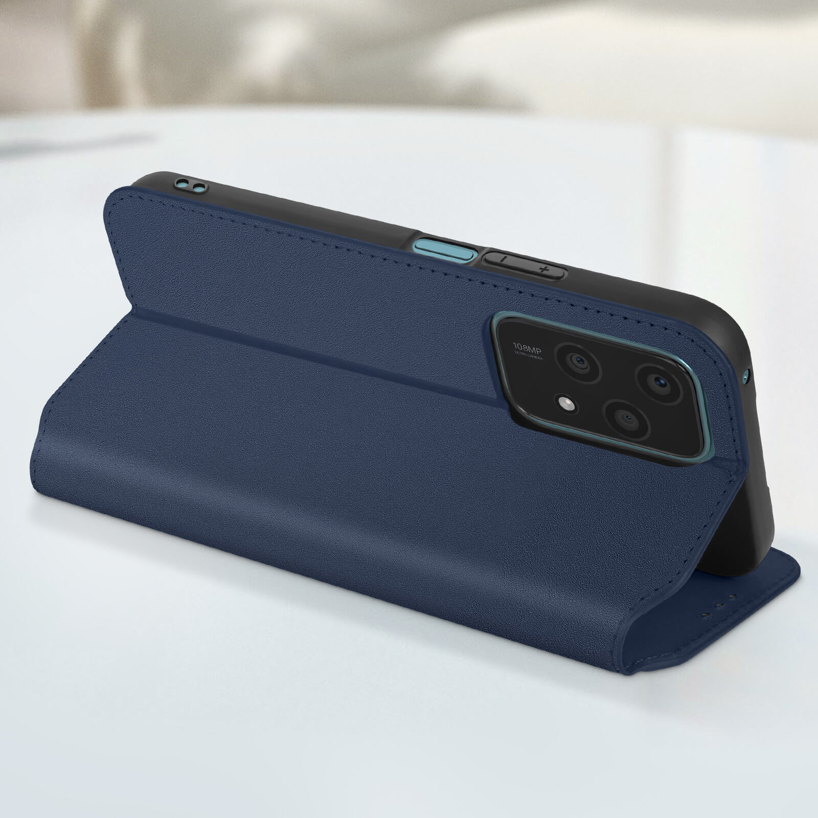 Custodia per telefono blu, aperta, con un telefono all'interno, sollevato. Con chiusura magnetica.