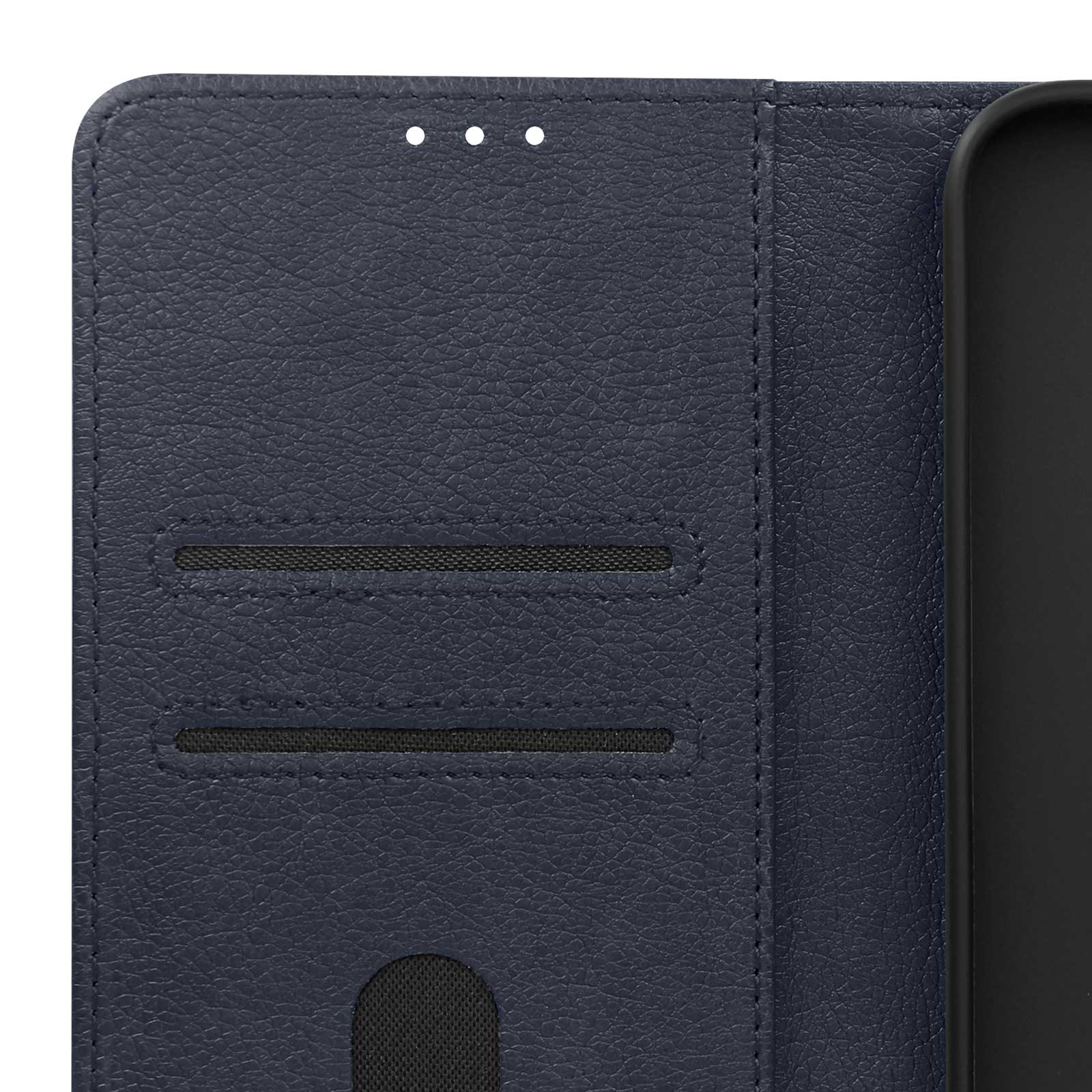 Nahaufnahme des Inneren einer blauen Brieftasche. Zeigt Kartenfächer und genähte Lederstruktur.