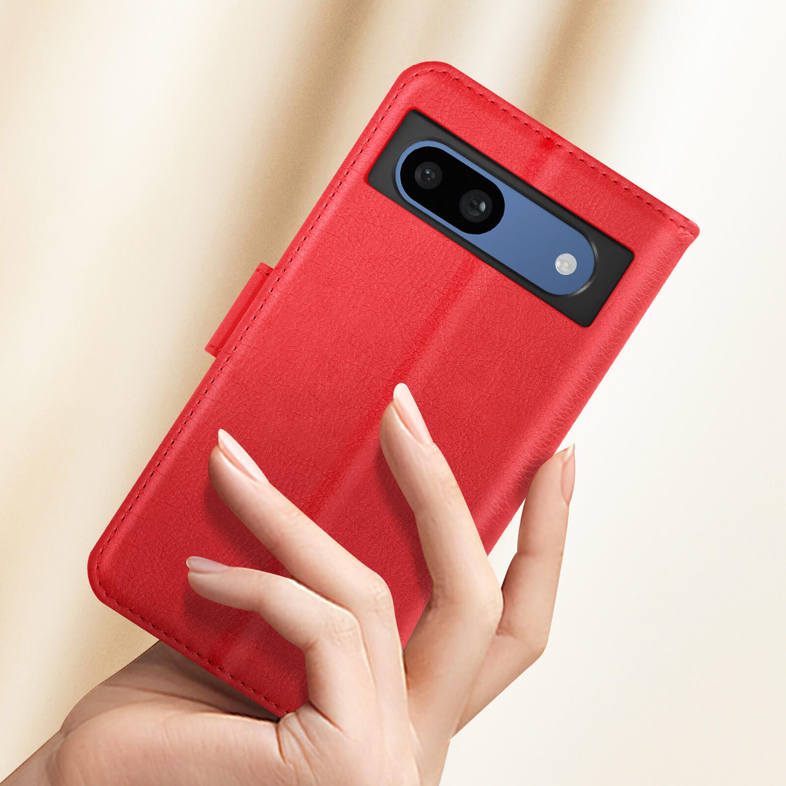Custodia rossa per telefono con telefono e mano. Il telefono ha una fotocamera.