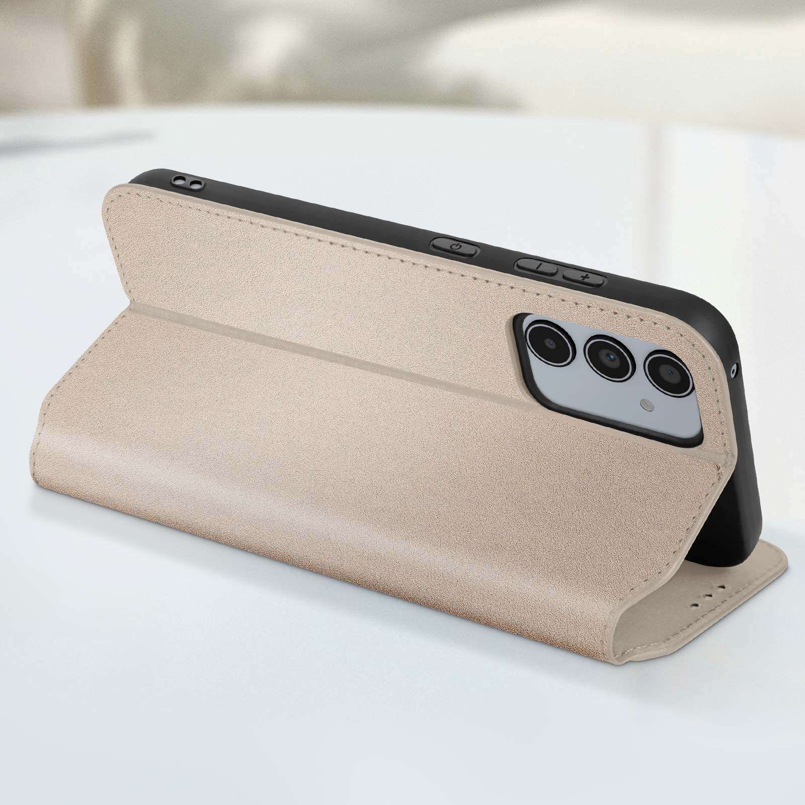 Custodia pieghevole per telefono in beige. È aperta, mostrando il telefono e le lenti della fotocamera.