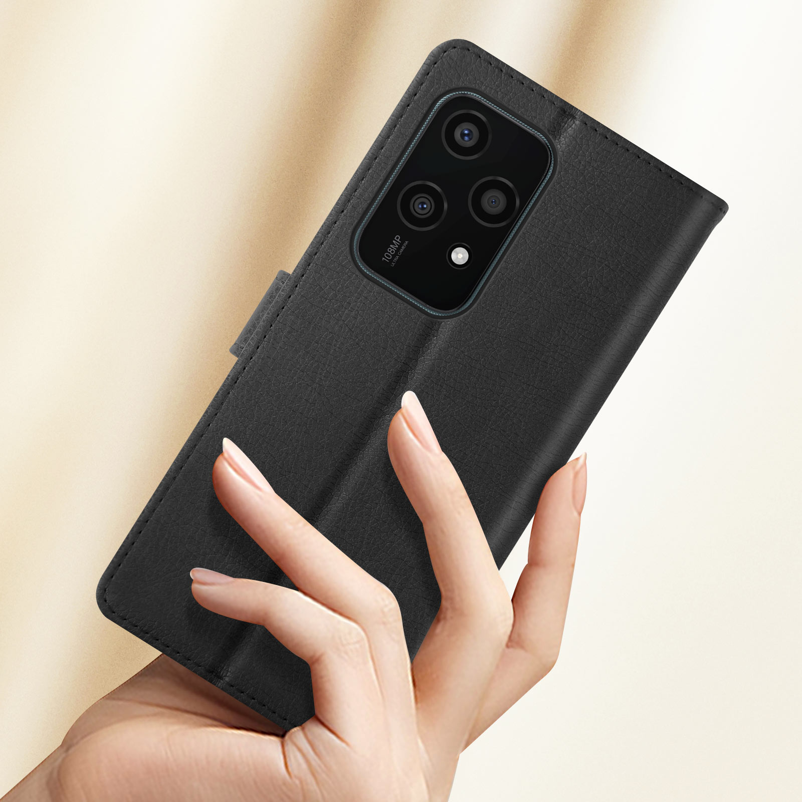 Custodia nera per telefono con telefono all'interno, una mano lo tiene. La custodia è aperta, mostrando la fotocamera.