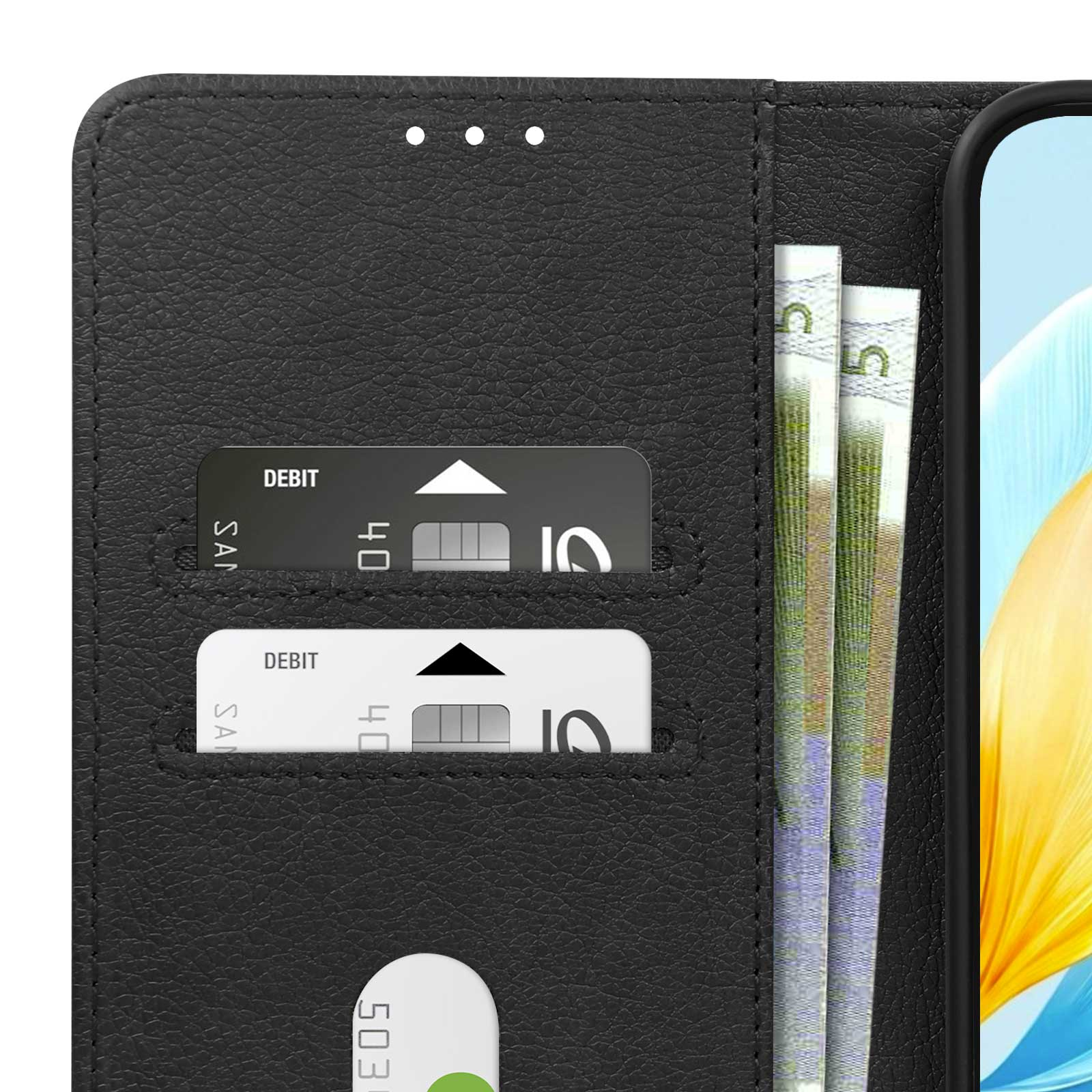Primo piano di una custodia nera per telefono aperta, che mostra due carte di credito e denaro.