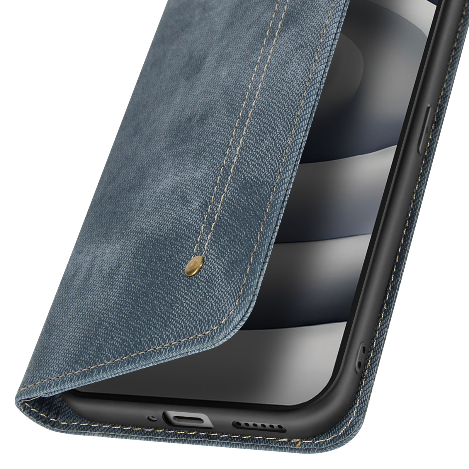 Una custodia per telefono in denim aperta, che mostra il telefono. La custodia ha cuciture e una chiusura a bottone.