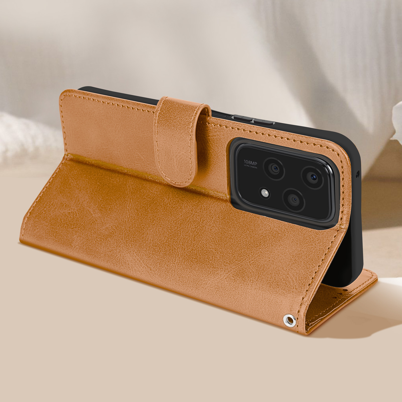 Custodia per telefono marrone, aperta ad angolo, con un telefono nero all'interno. Il telefono ha una fotocamera ed è in orizzontale.