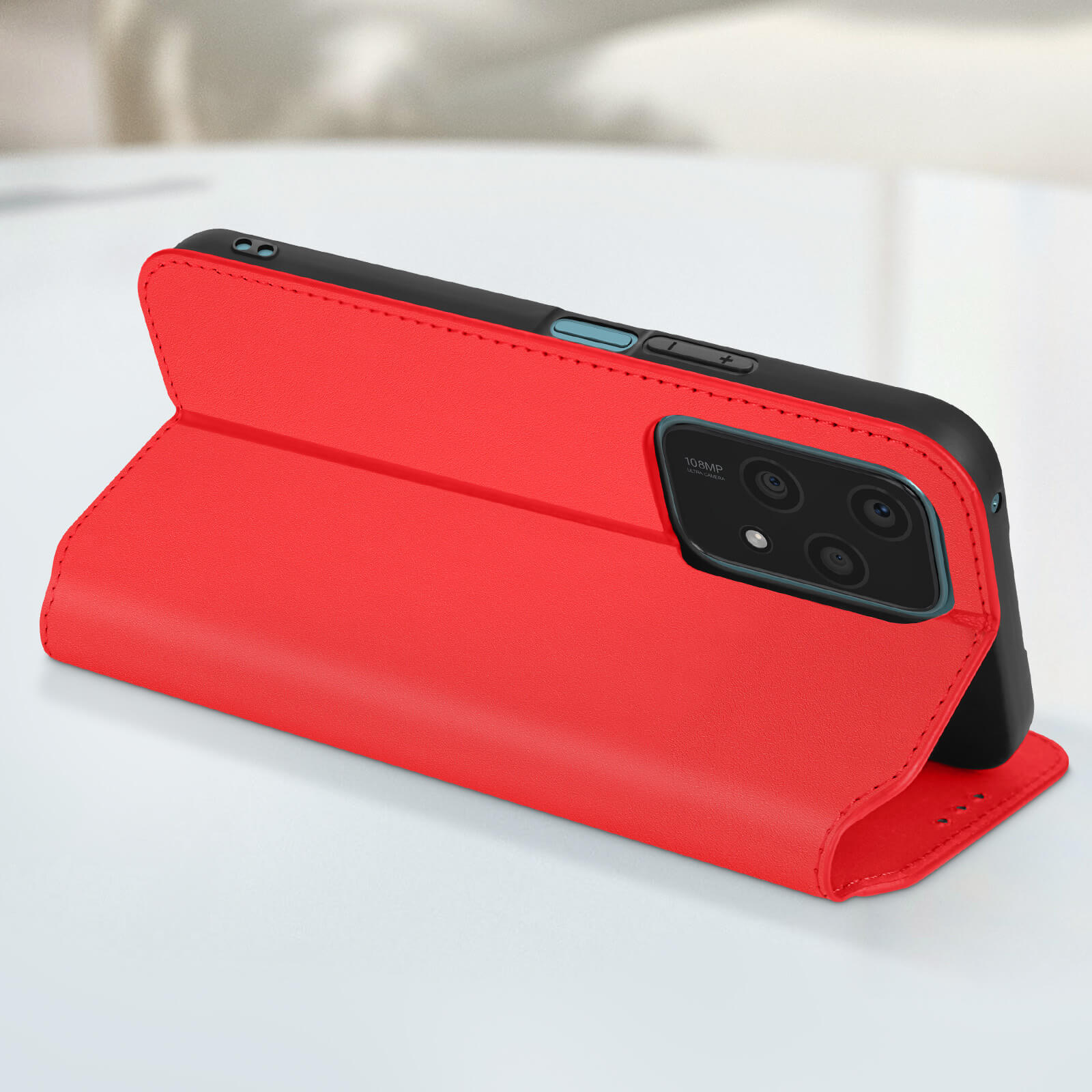 Una custodia rossa per telefono è aperta, sostenendo un telefono. Il telefono ha tre fotocamere.