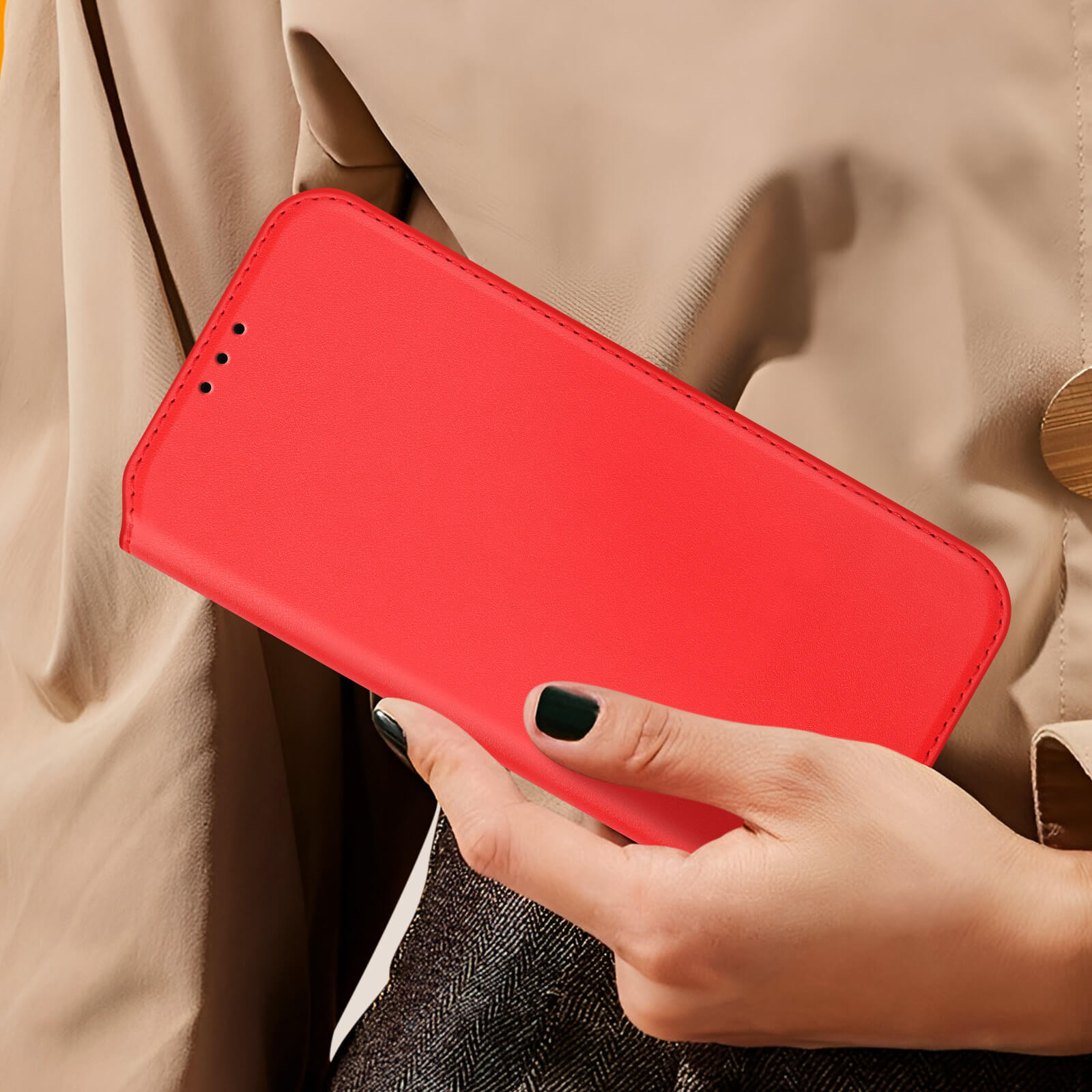 Mano che tiene una custodia per telefono rossa. La custodia è chiusa.