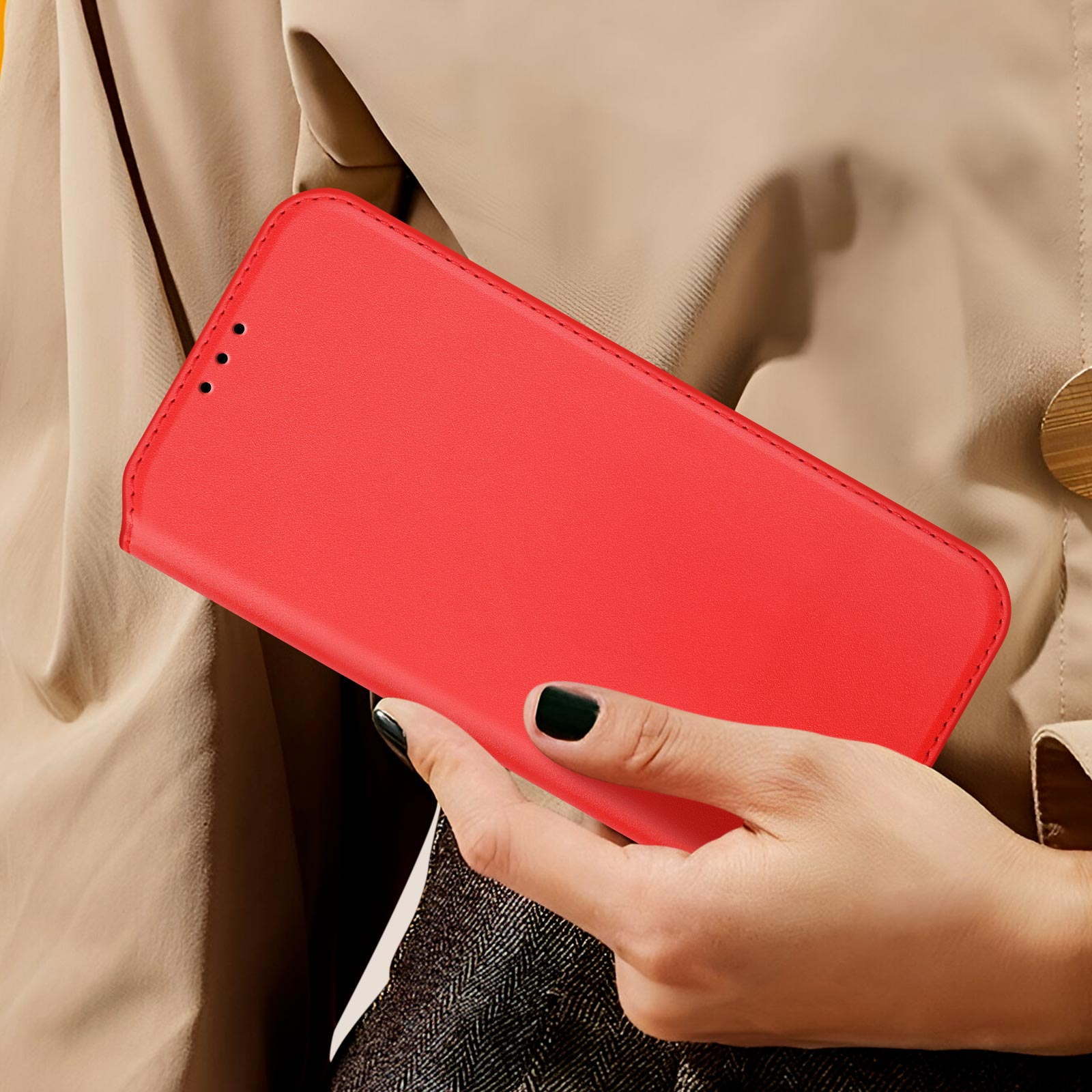 Mano che tiene una custodia rossa per telefono. La custodia ha una superficie liscia.