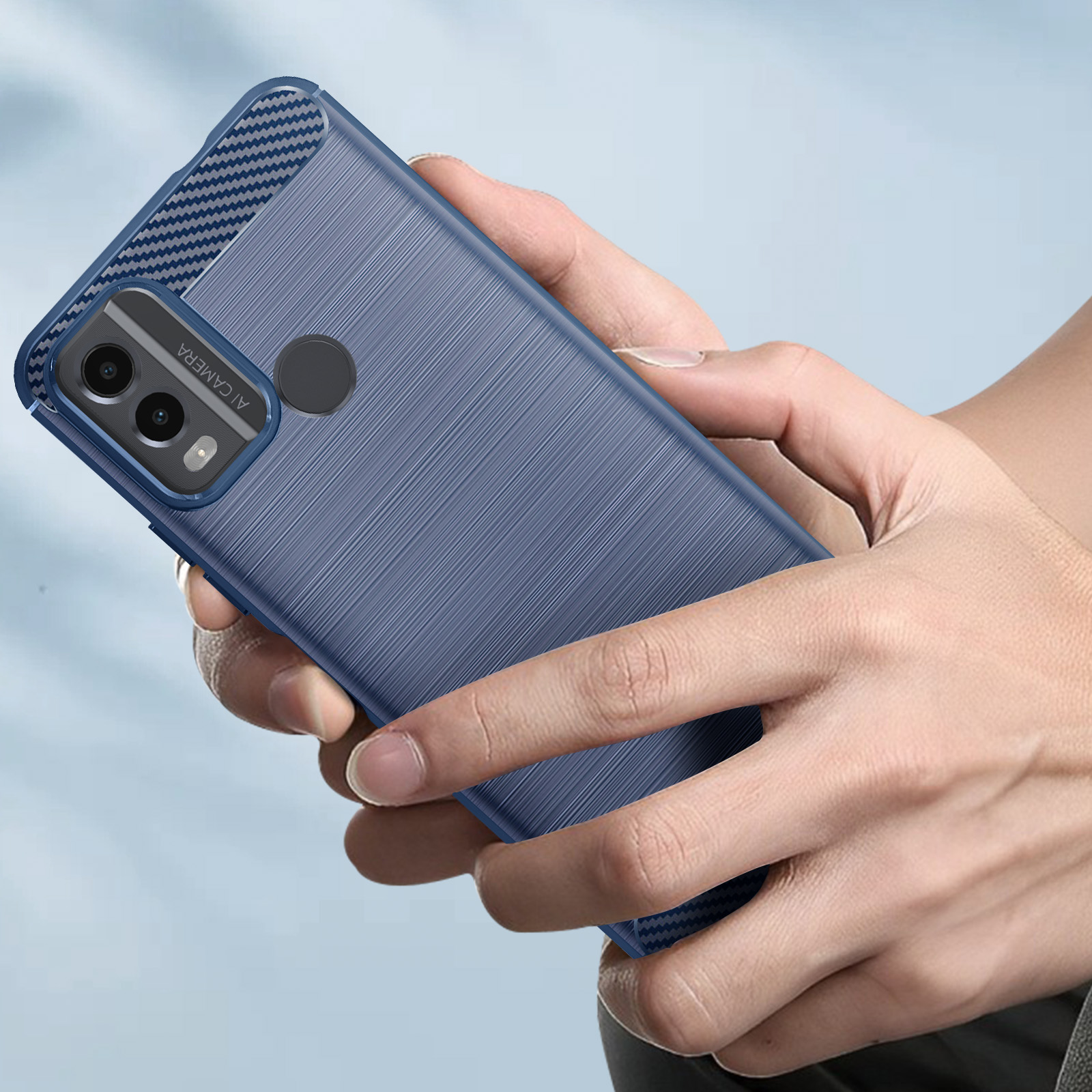 Eine blaue Handyhülle in einer Hand. Die Handyhülle ist strukturiert.