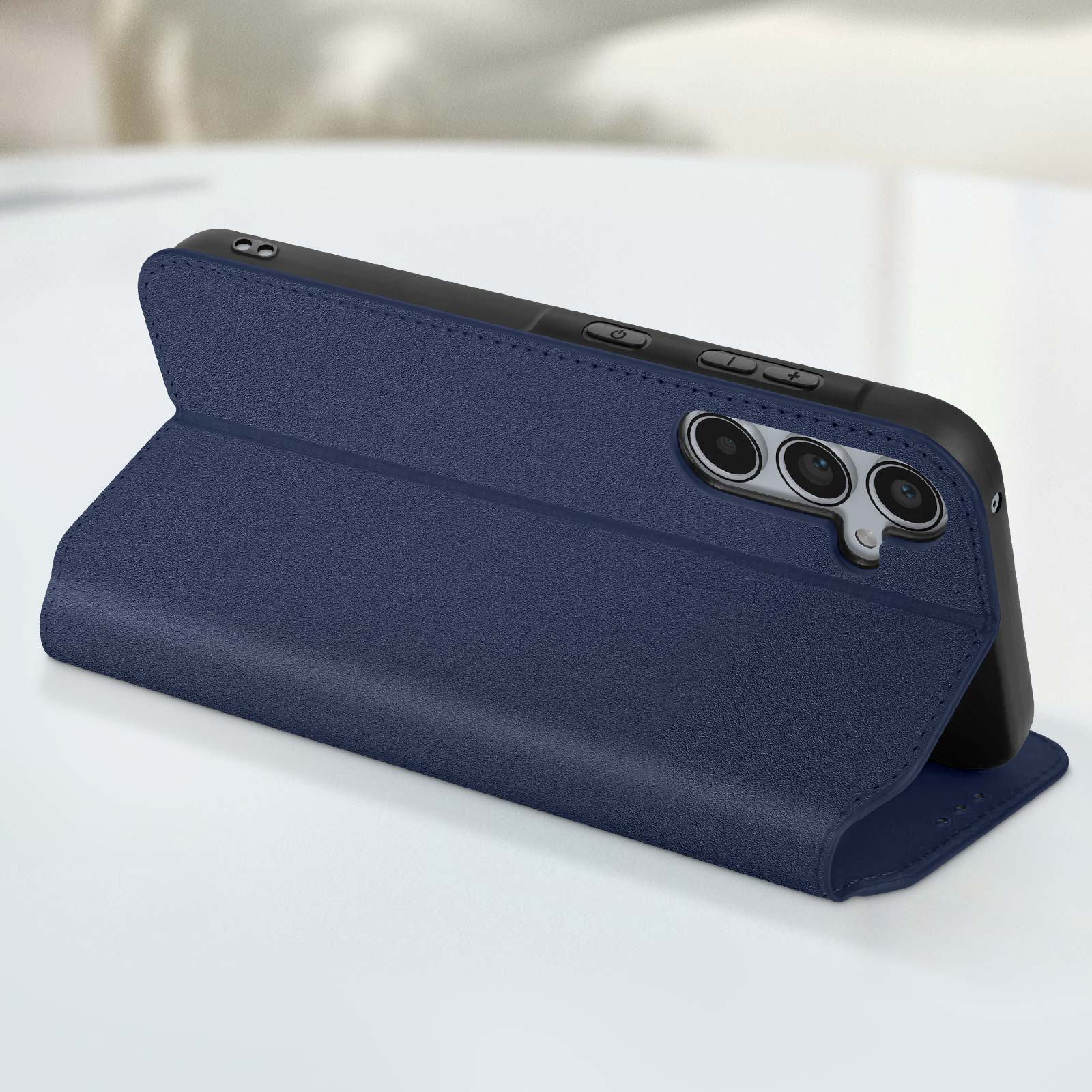 Custodia per telefono in pelle blu, aperta, con un telefono all'interno, su una superficie bianca.