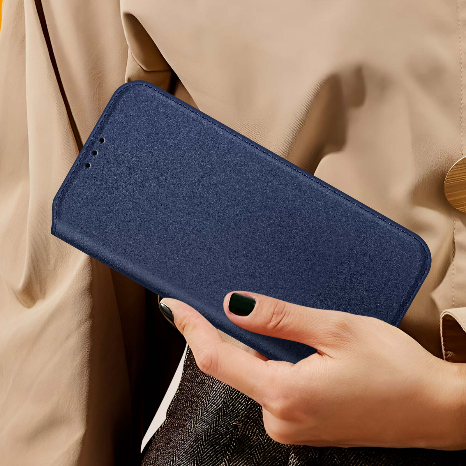 Una persona tiene in mano una custodia blu per telefono. La custodia è chiusa e ha una consistenza liscia. Sfondo beige.
