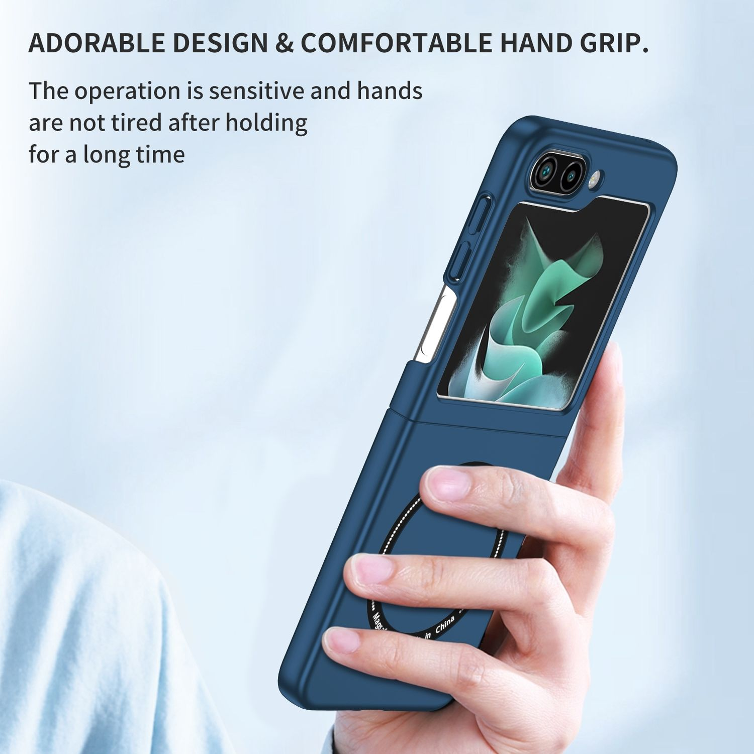 Eine blaue Handyhülle mit Ringhalter wird von einer Hand gehalten.
