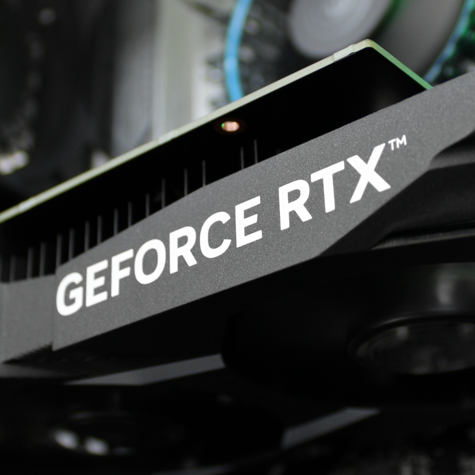 Tarjeta gráfica GeForce RTX con las palabras "GEFORCE RTX" en blanco en el lateral.