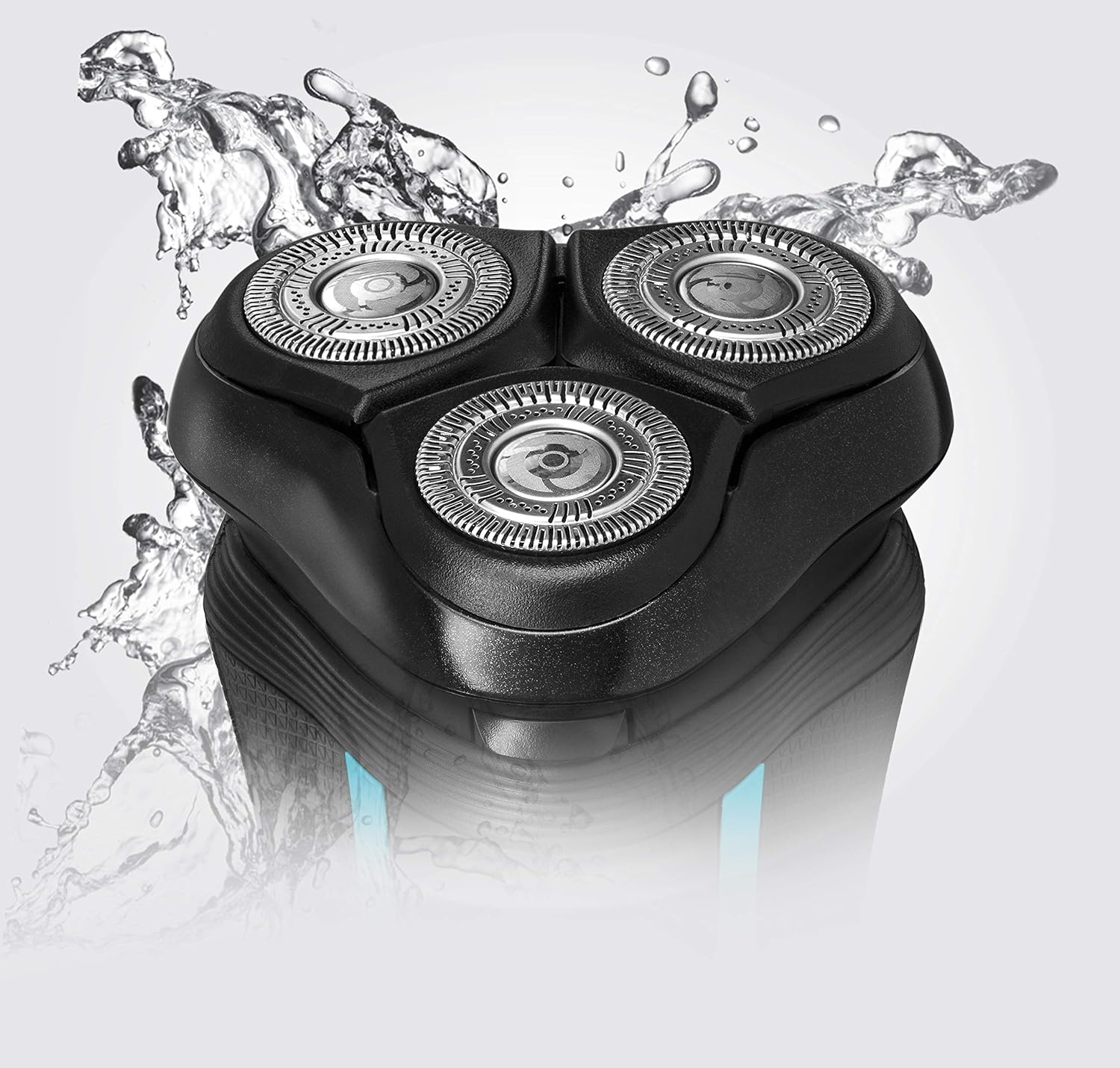 Schwarzer Elektrorasiererkopf mit drei rotierenden Klingen. Wasserspritzer.