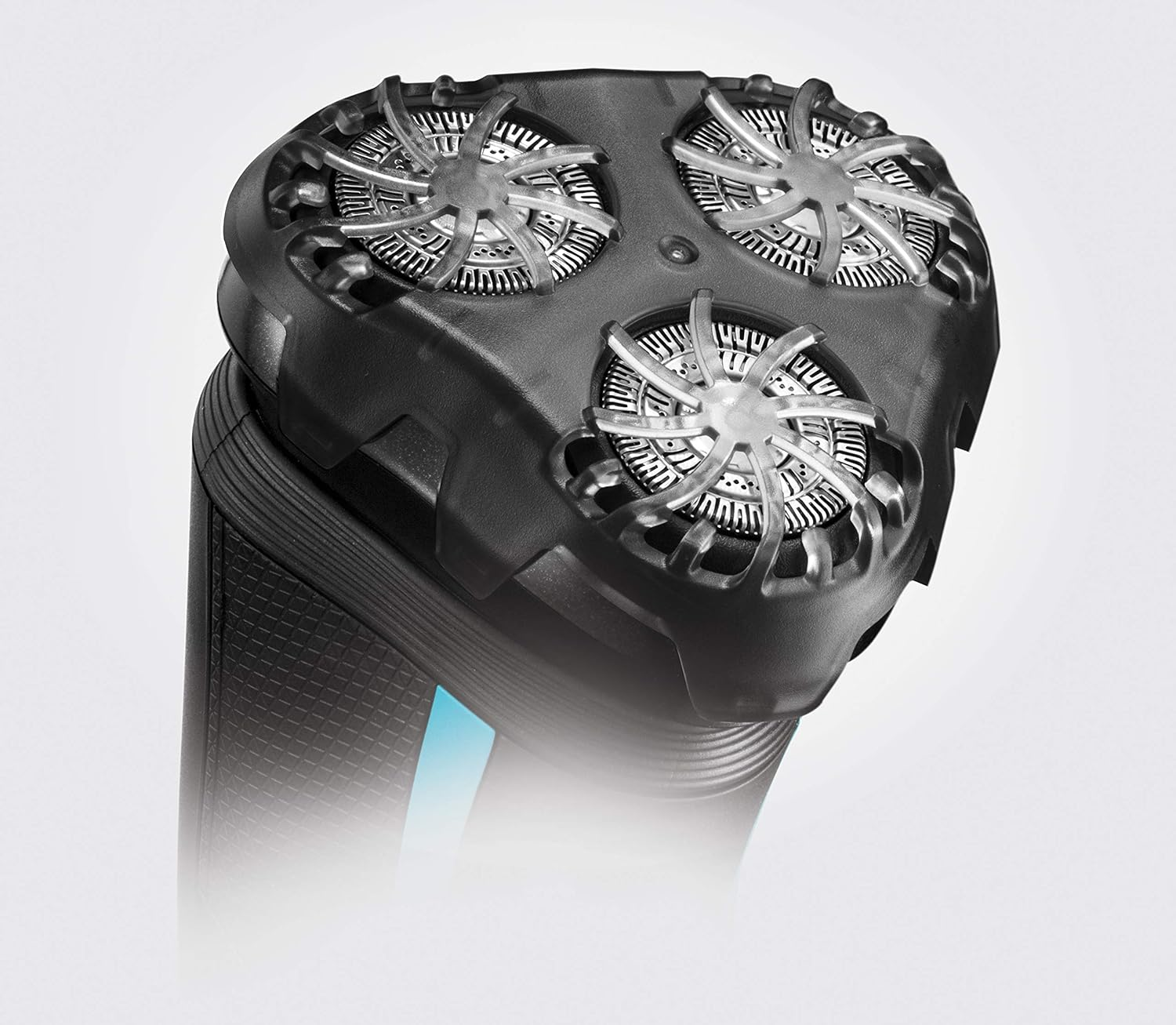 Zbliżenie czarnej głowicy golarki elektrycznej z trzema okrągłymi ostrzami. Tło jest białe.