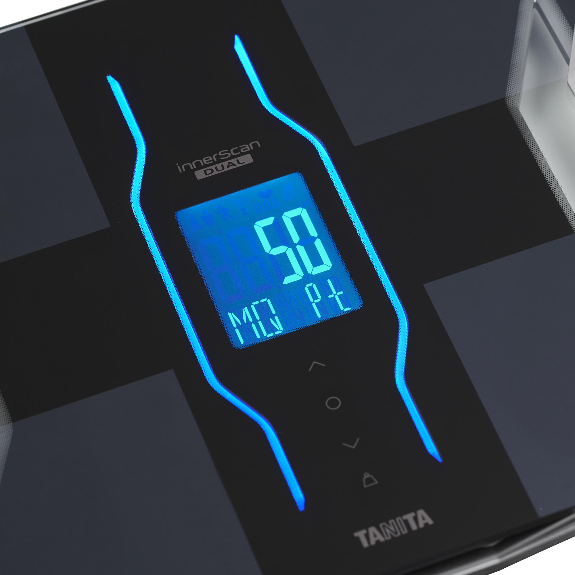 Een digitale weegschaal toont '50'. De weegschaal is zwart met blauwe accenten en een blauw verlicht display.