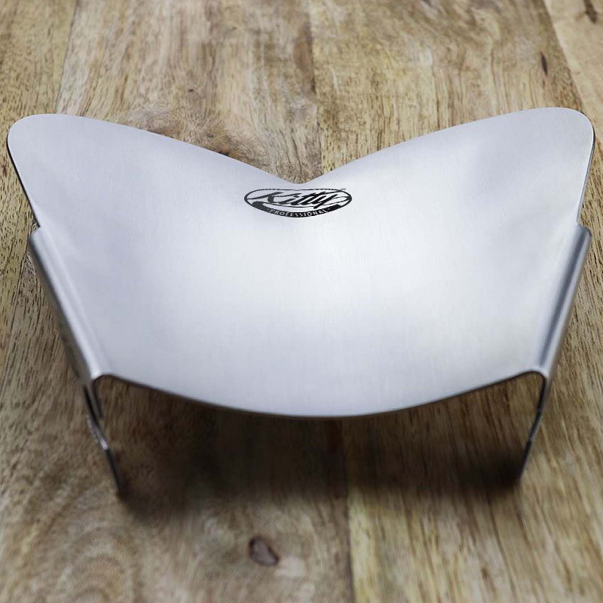 Silberne Metallplatte auf einem Holztisch. Es ist ein Küchenutensil. Der Hintergrund ist Holz.
