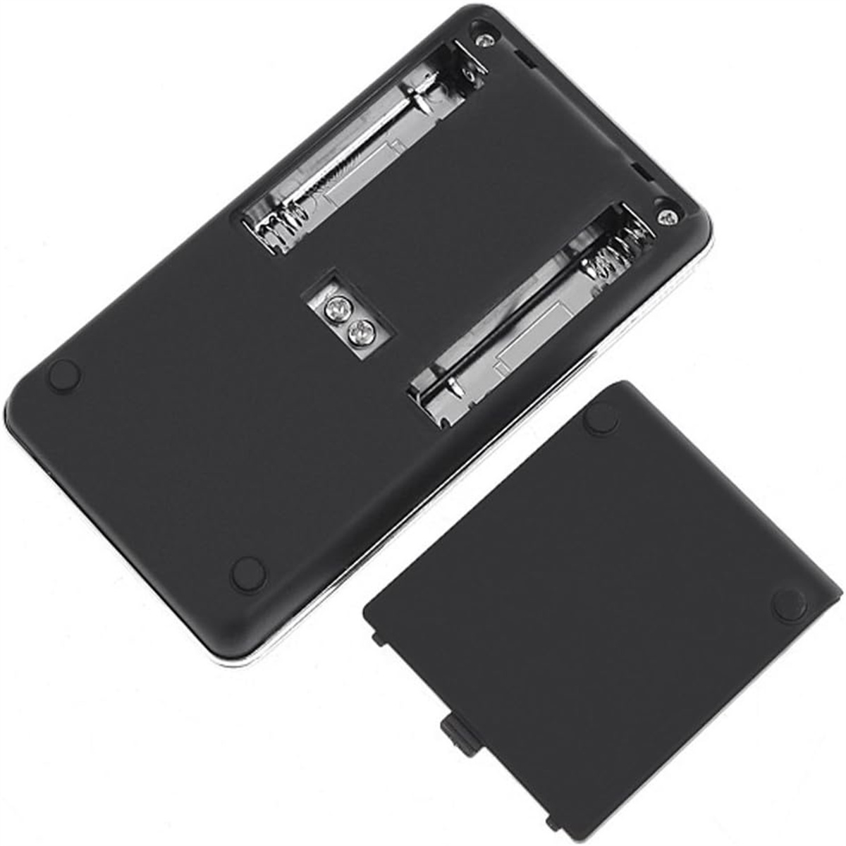 Schwarze elektronische Waage, geöffnet, um Batteriefächer zu zeigen.