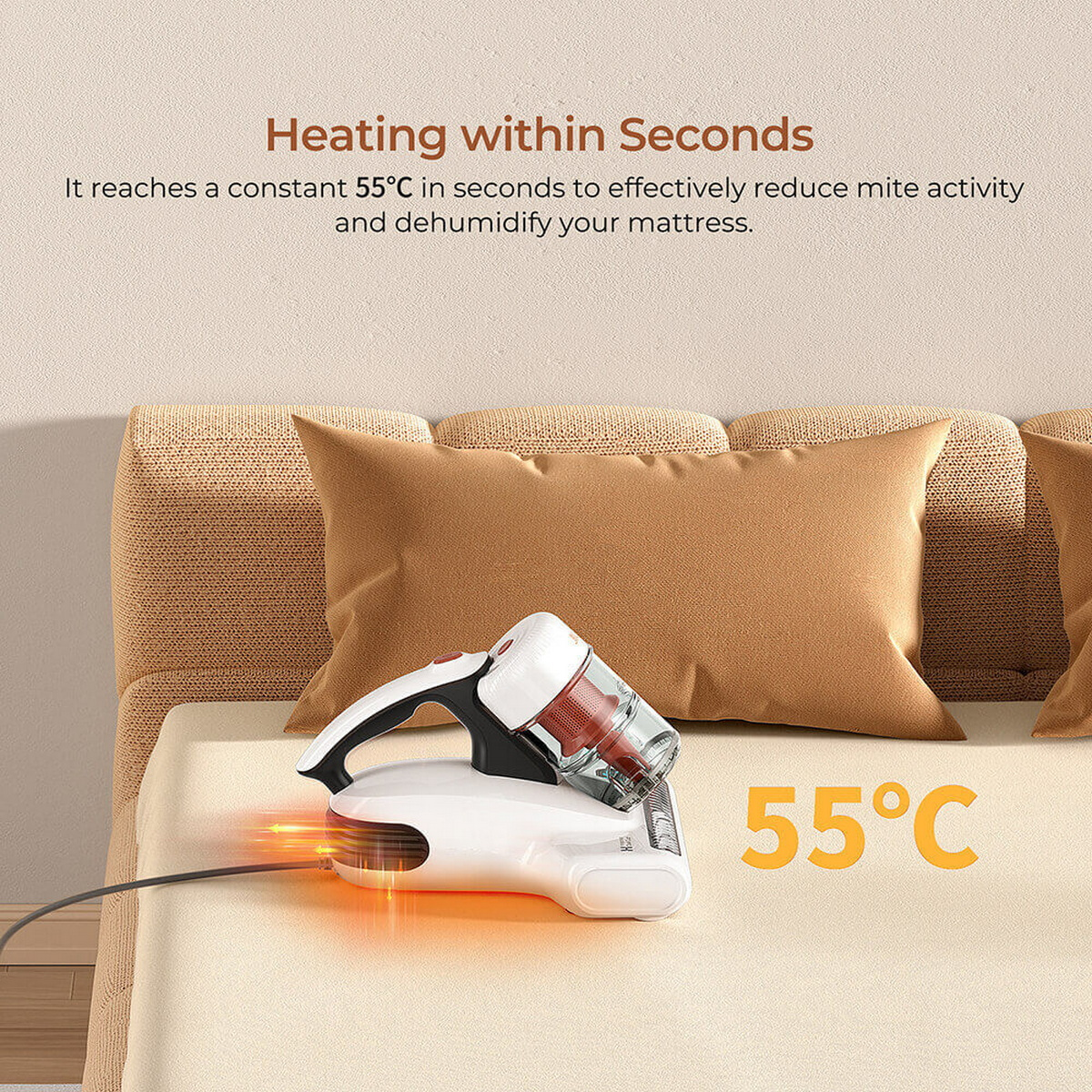 Ein weißer und schwarzer Matratzenreiniger und zwei braune Kissen. Der Reiniger befindet sich auf einem Bett, neben dem Wort '55°C'.