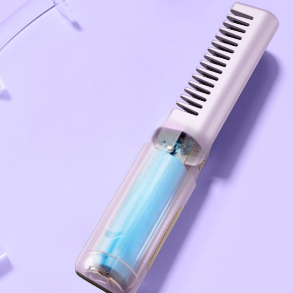 Kammförmiger Haarglätter mit transparentem Griff, der blaues Licht enthält, und lila Hintergrund.
