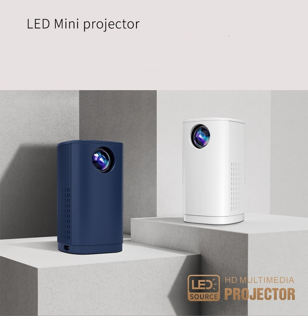 Zwei Mini-Projektoren, einer blau und einer weiß, auf einer Plattform. Der Text 'LED Mini-Projektor' steht darüber.