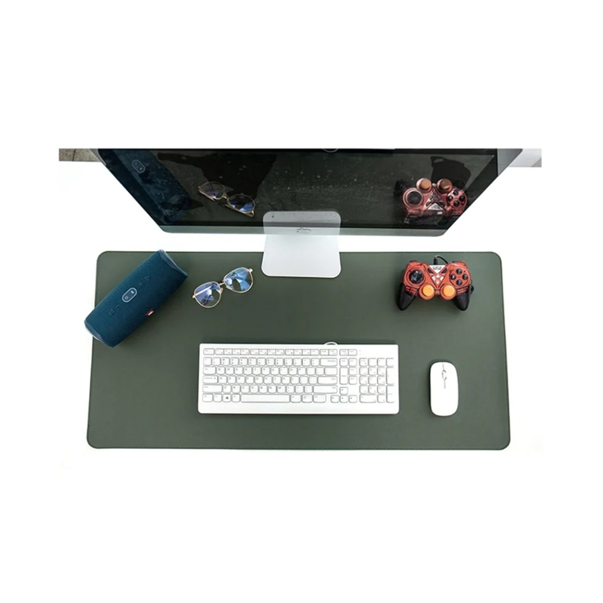 Schreibtisch mit Monitor, Tastatur, Maus, Lautsprechern und Sonnenbrille. Der Schreibtisch ist grün.