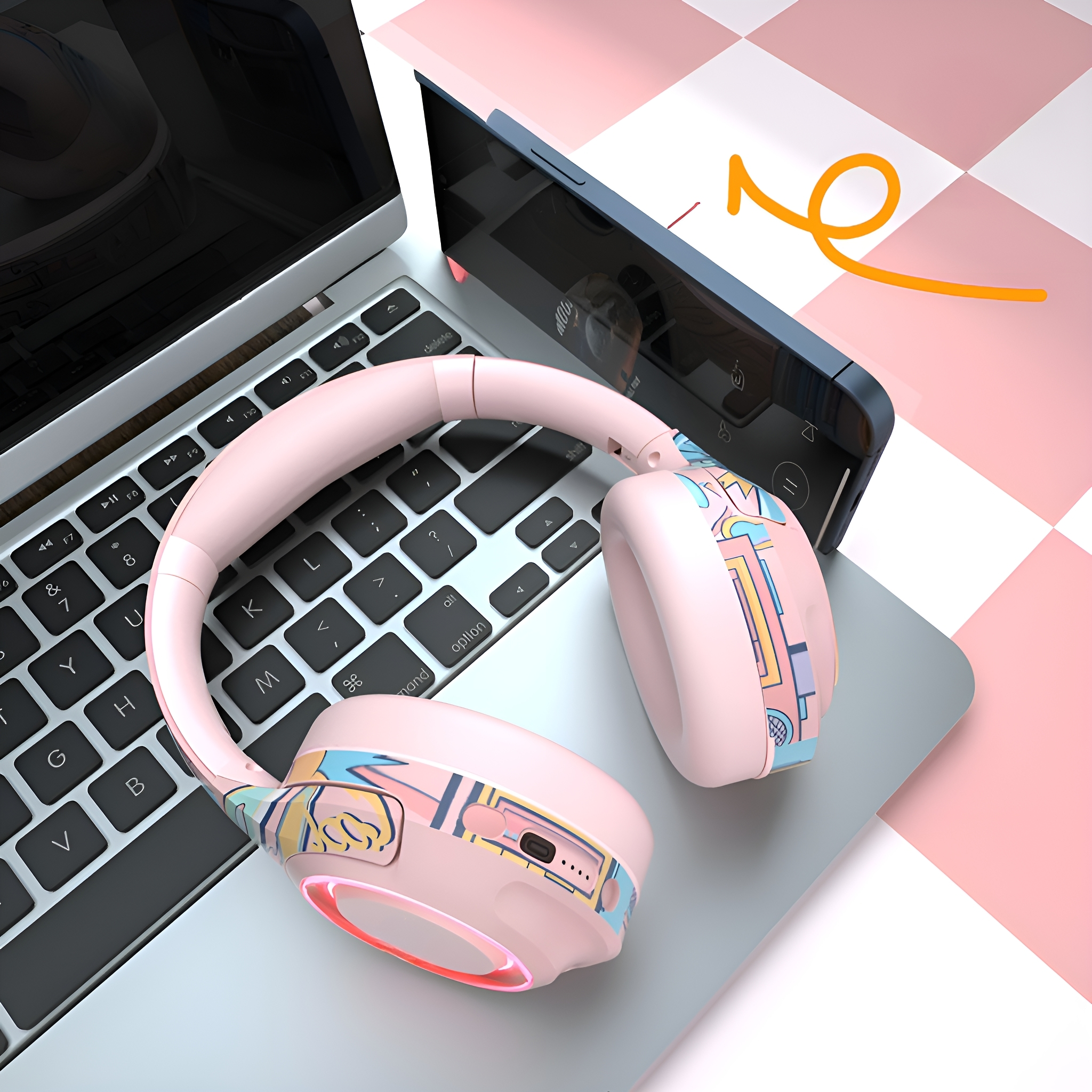 Rosa Kopfhörer auf Laptop und Telefon, mit pink-weißem Hintergrund.