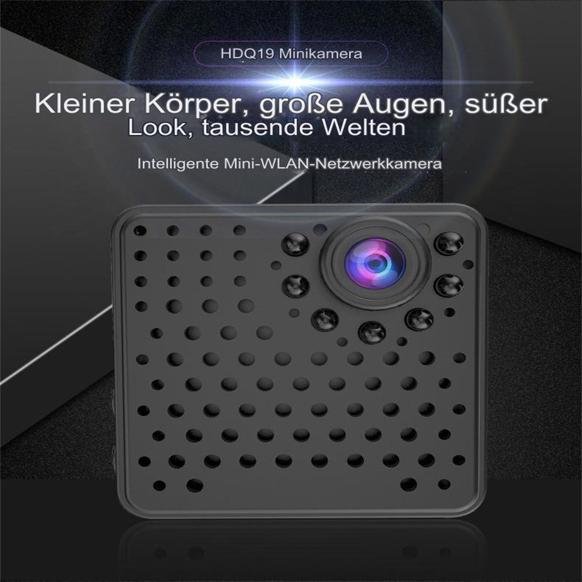 Kleine schwarze quadratische Kamera mit vielen Löchern und Linse, auf dunklem Grund.