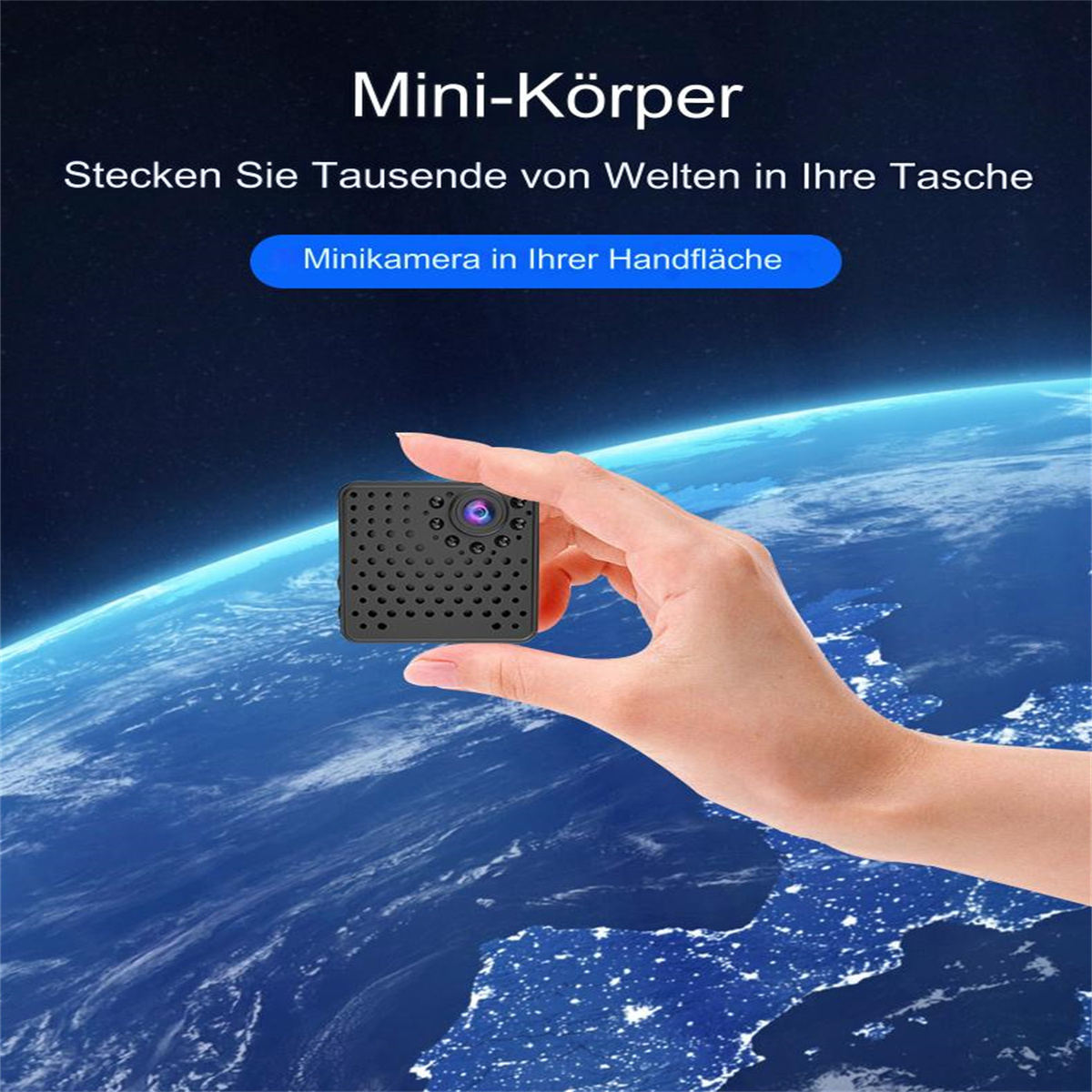 Eine kleine schwarze Kamera, die von einer Hand gehalten wird. Im Hintergrund ist ein Globus zu sehen.