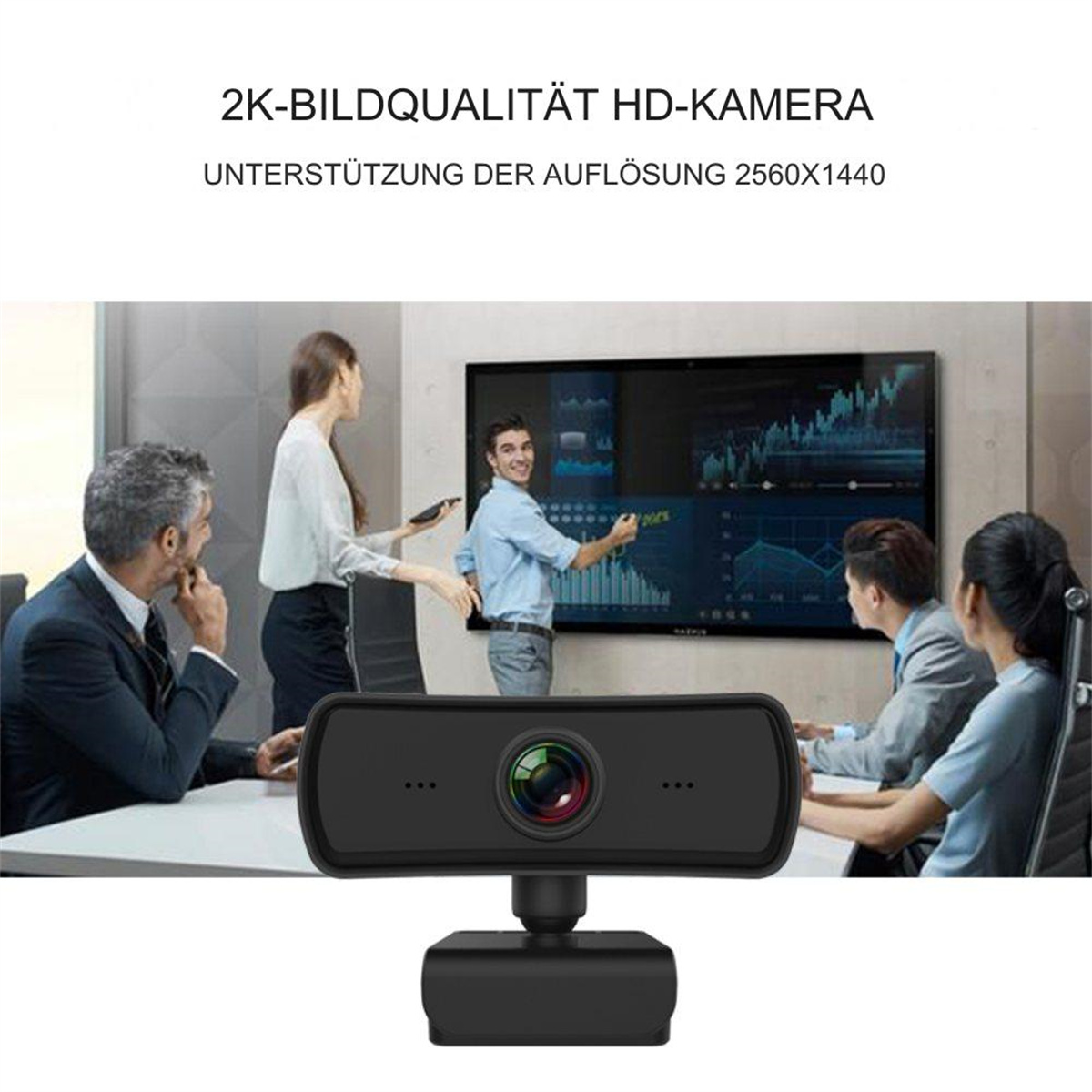 Eine Webcam auf einem Ständer, mit einer Konferenz im Hintergrund, mit deutschem Text.