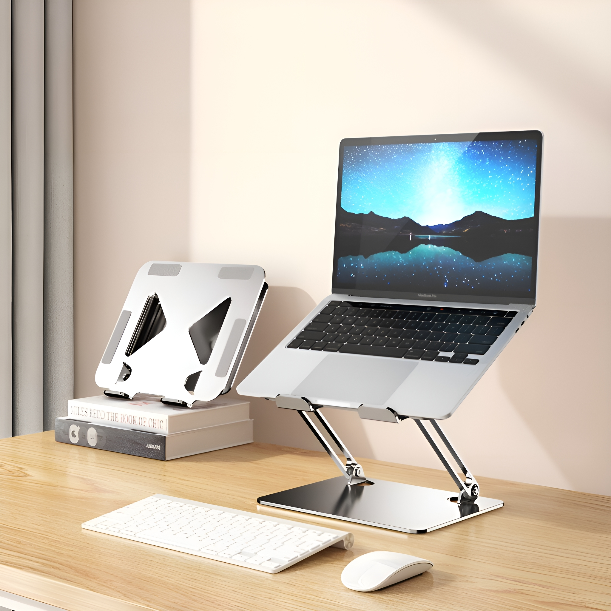 Laptop auf einem Ständer mit Tastatur und Maus auf einem Schreibtisch.