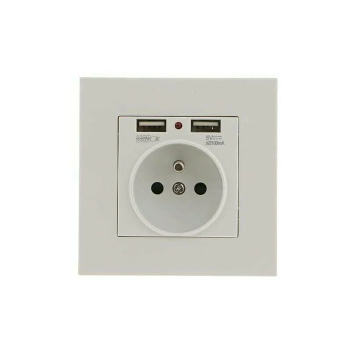 Weiße Wandsteckdose mit zwei USB-Anschlüssen und einer Steckdose. An einer weißen Wand.