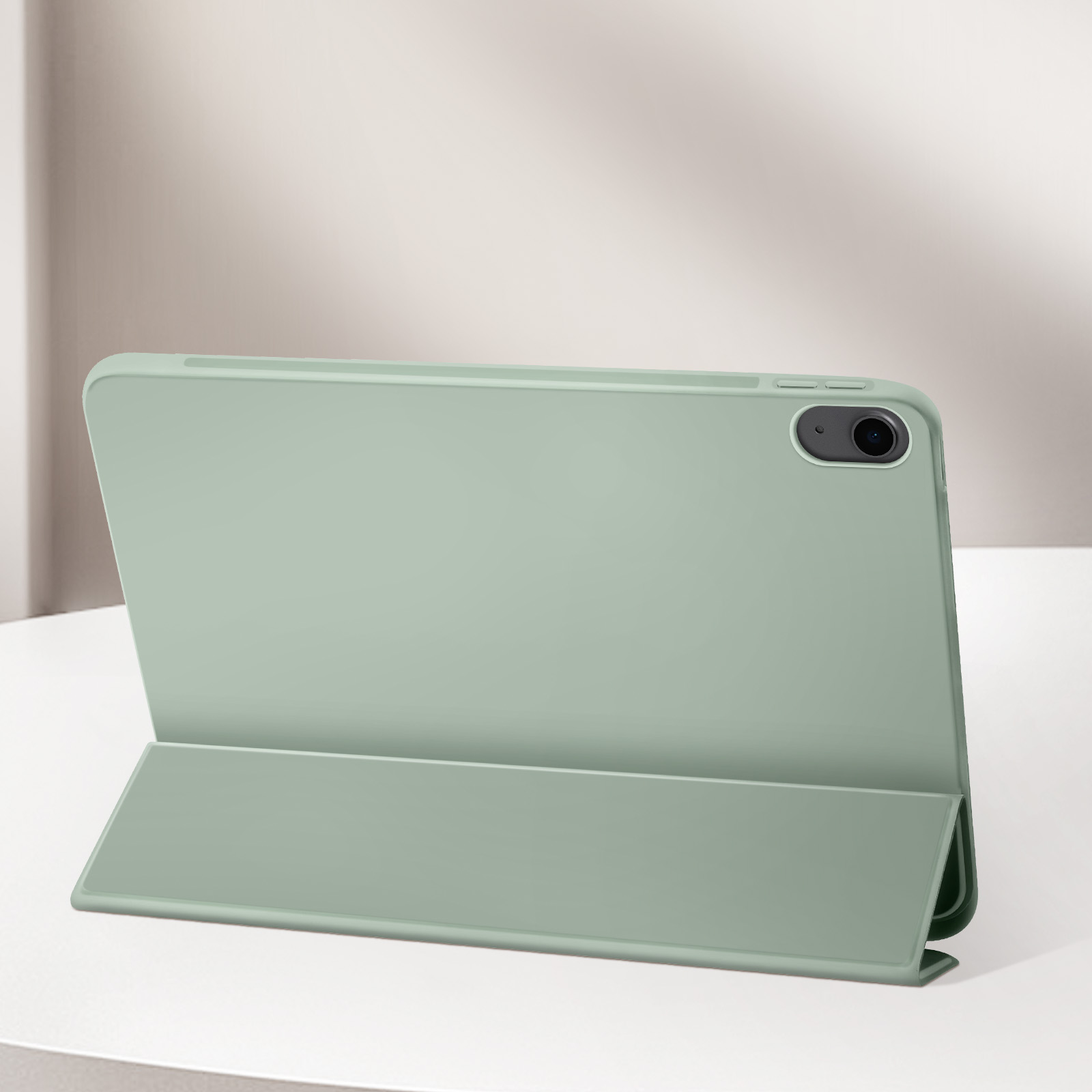 Tablet verde in custodia con copertura piegata per supporto, su superficie bianca.
