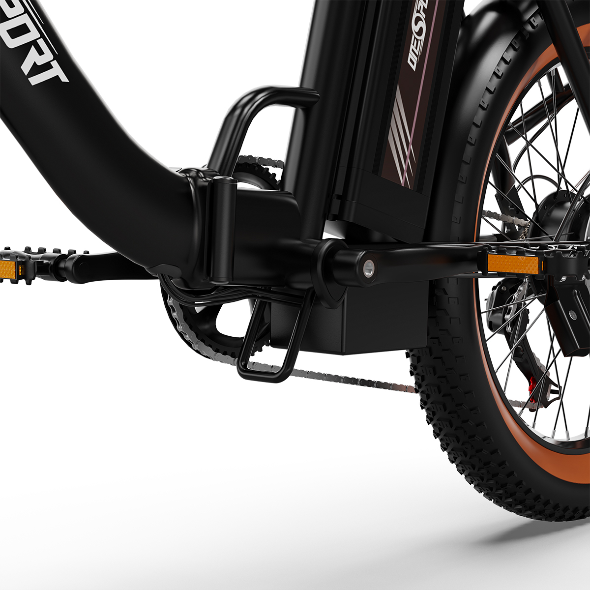 Dettaglio bici elettrica: ruota, pneumatico, pedali e componenti del motore.