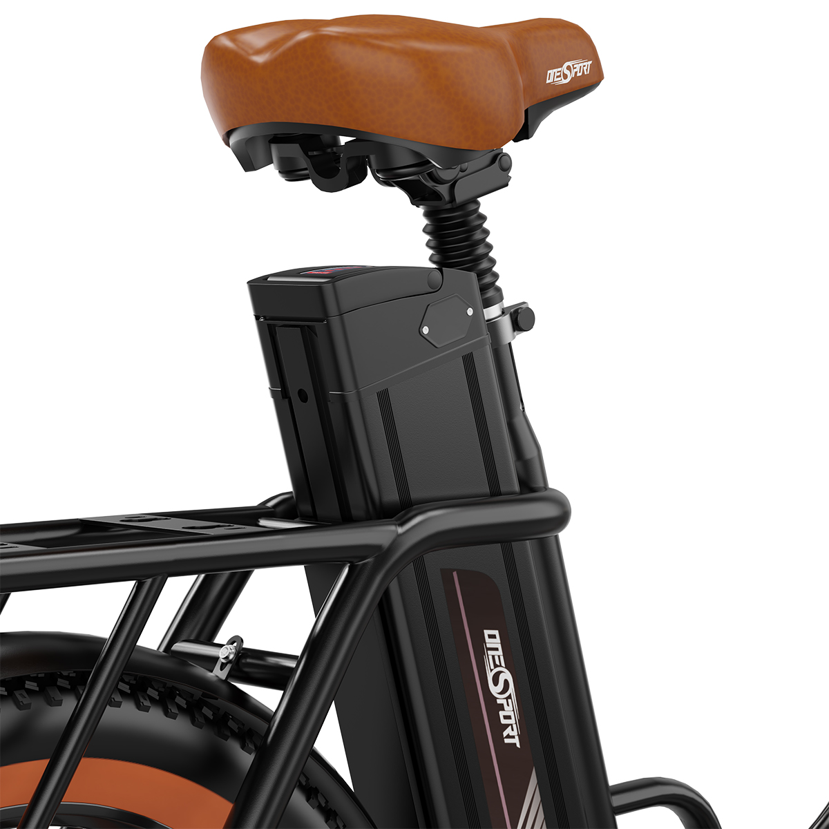 Parte posteriore di una bici elettrica con sella marrone, telaio nero e batteria. Sfondo bianco.