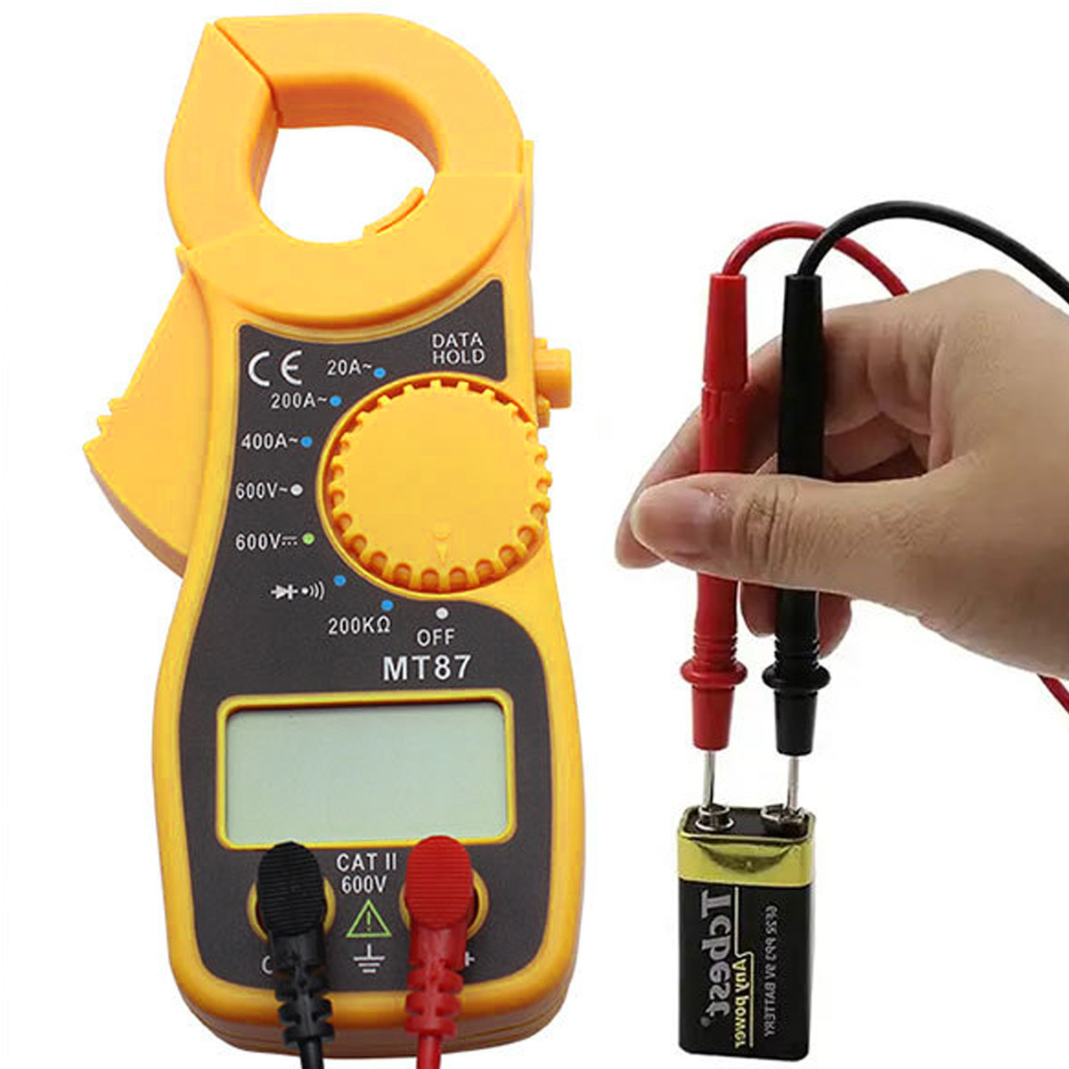 Ein gelbes Multimeter mit roten und schwarzen Sonden, die an eine Batterie angeschlossen sind.