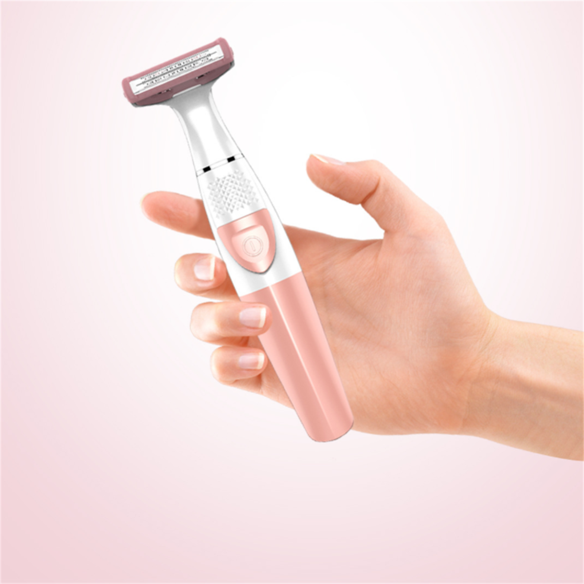 Eine Hand hält einen rosa-weißen elektrischen Rasierer. Der Hintergrund ist ein weiches Rosa.