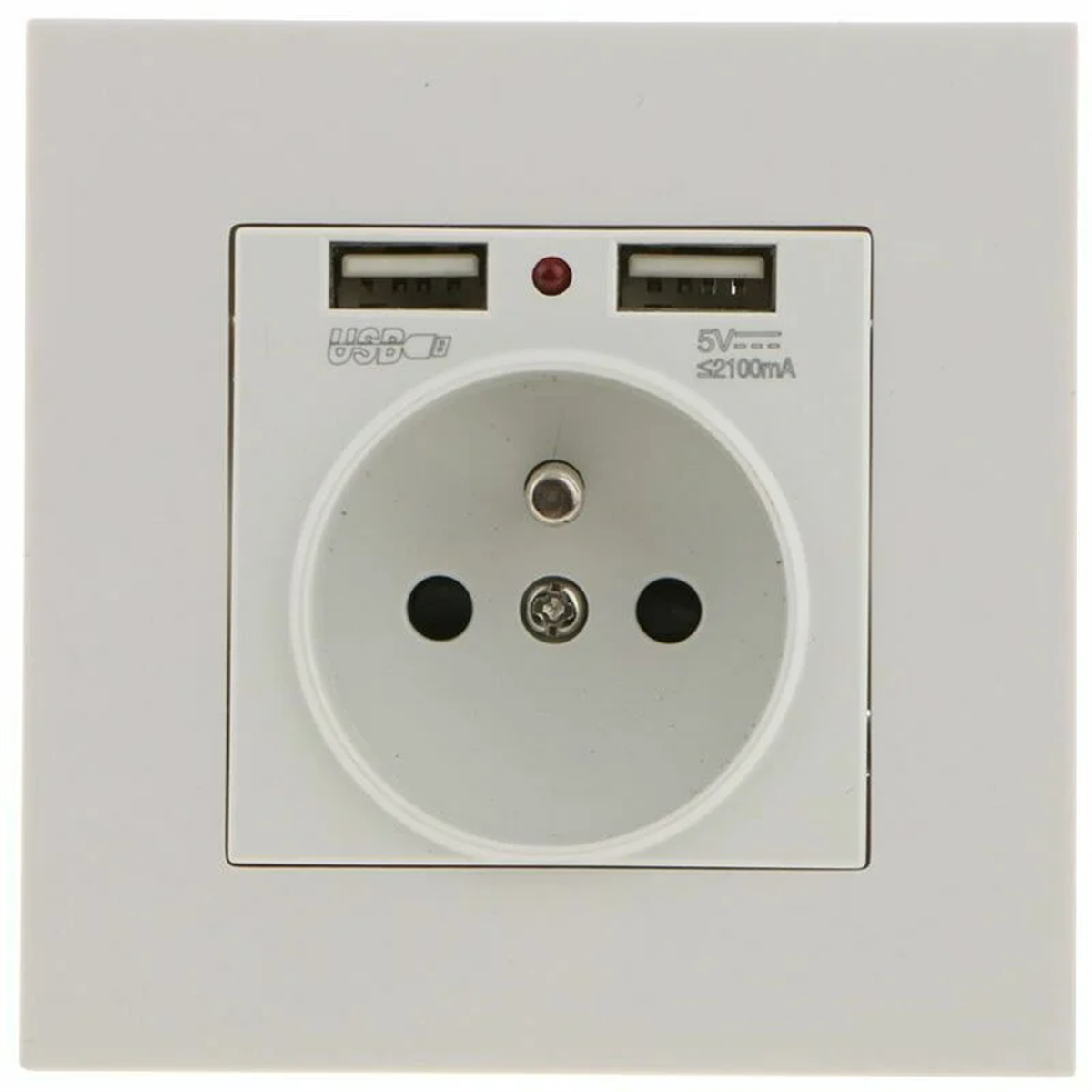 Eine weiße Steckdose mit zwei USB-Anschlüssen und einem roten Licht.
