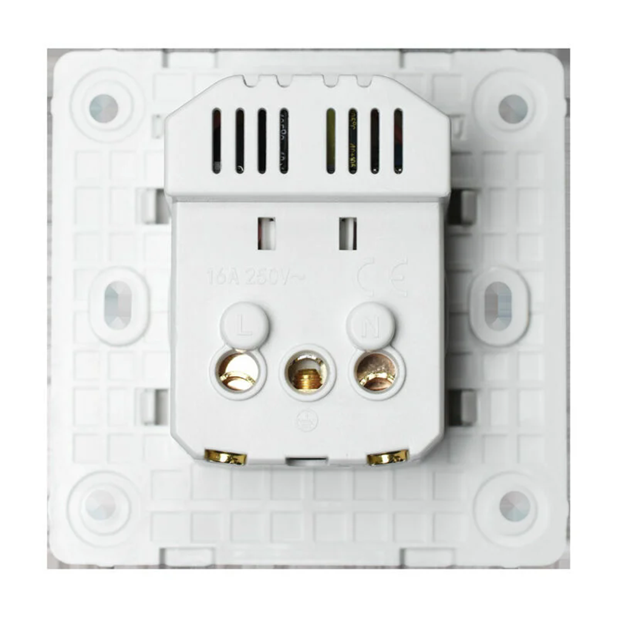Weißer elektrischer Stecker mit drei Löchern und Goldelementen. Weißer Hintergrund.