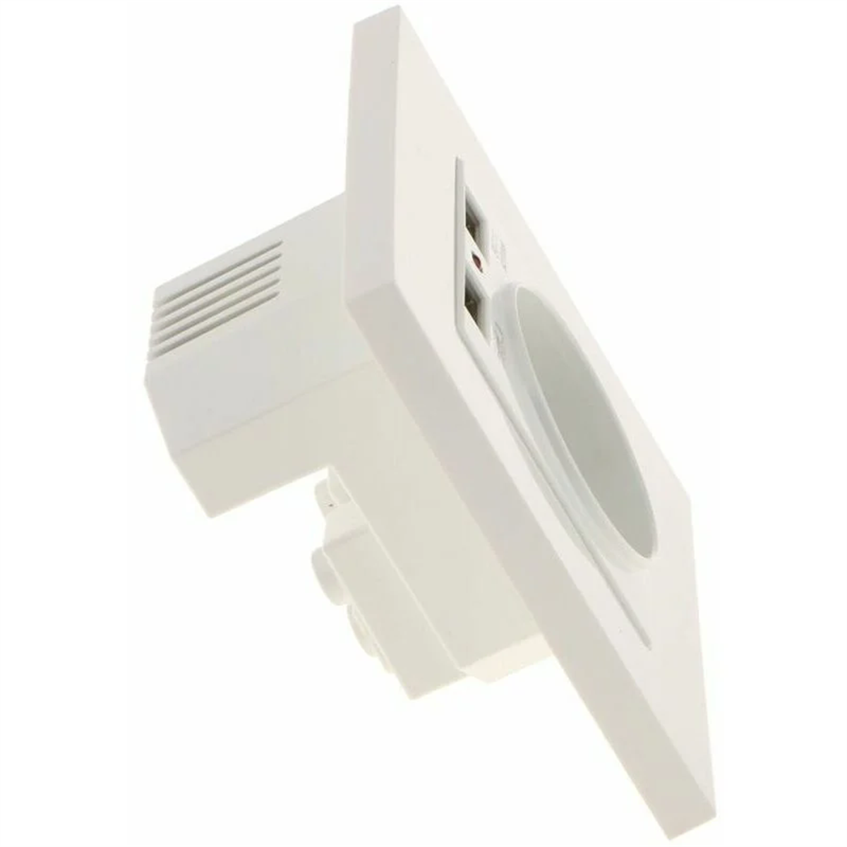 Eine weiße Steckdose mit USB-Anschlüssen, Nahaufnahme, angewinkelte Ansicht.