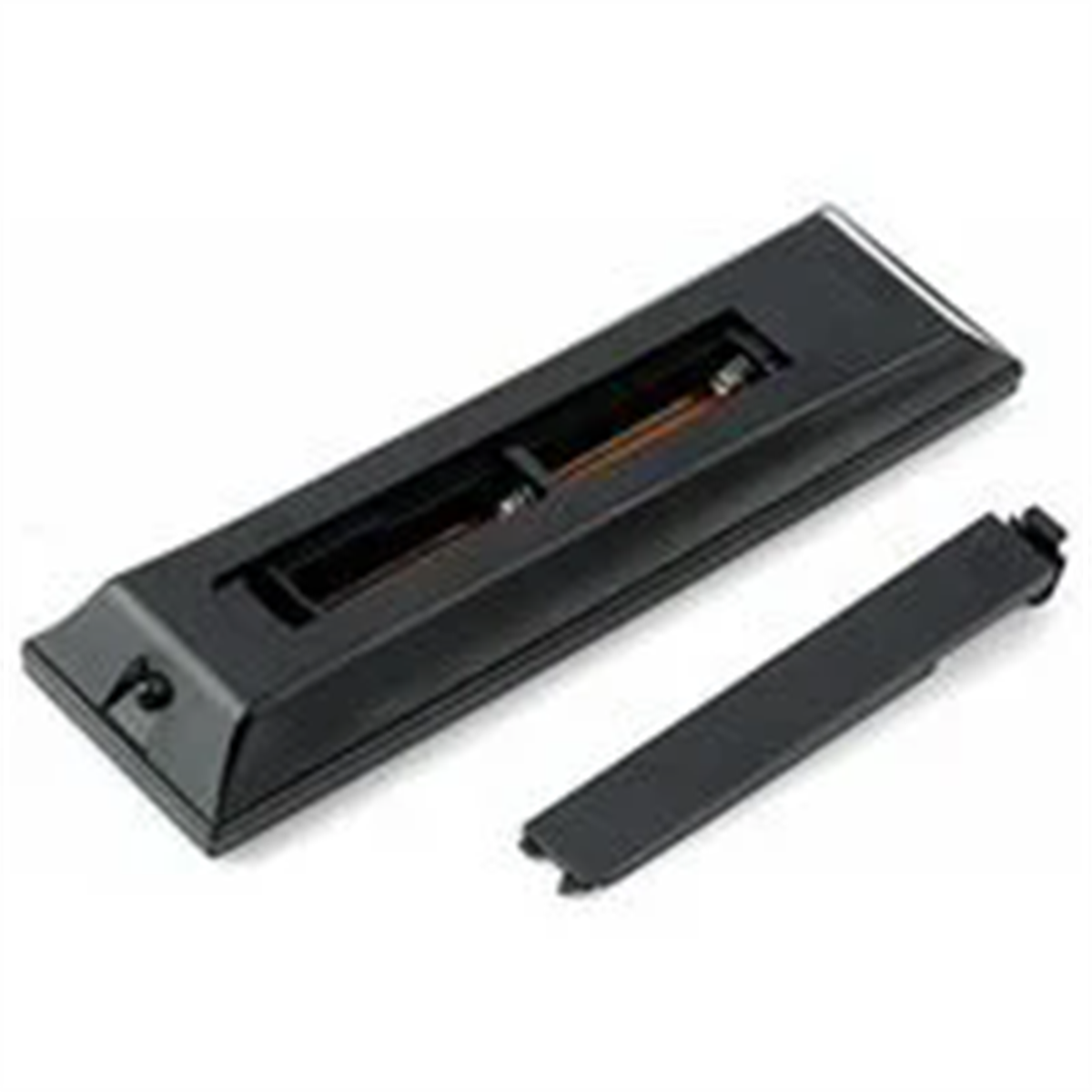 Eine schwarze TV-Fernbedienung, mit geöffnetem Batteriefach, auf weißem Untergrund.