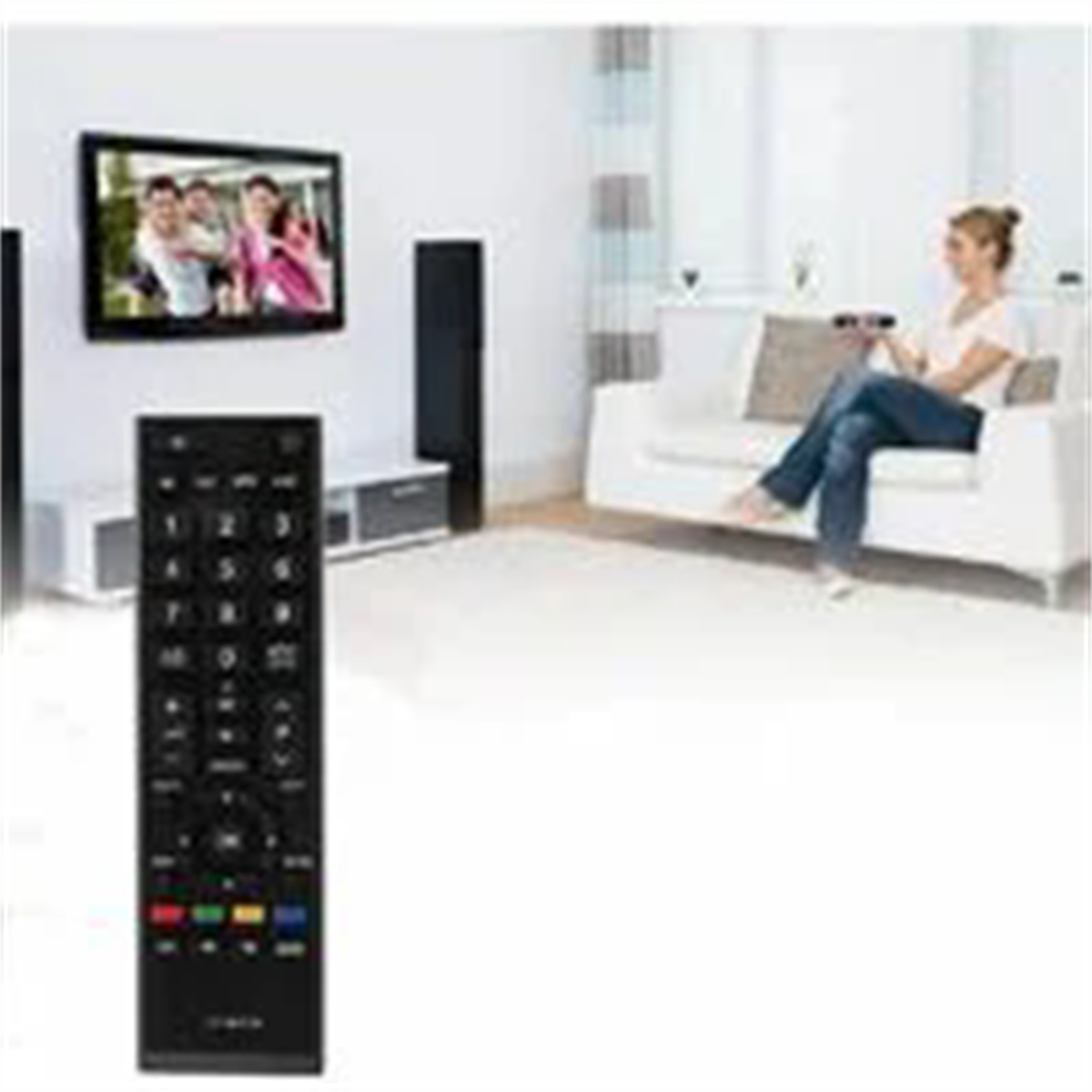 Fernbedienung im Vordergrund. TV zeigt Menschen im Wohnzimmer im Hintergrund.