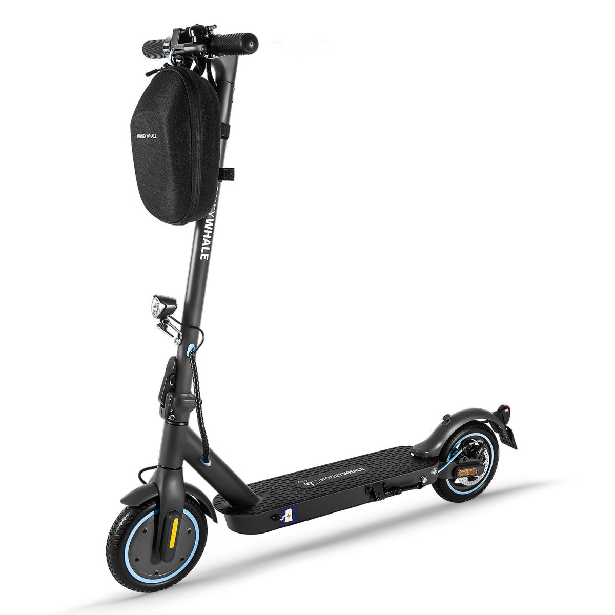 Scooter elettrico nero su sfondo bianco, con una borsa nera attaccata.