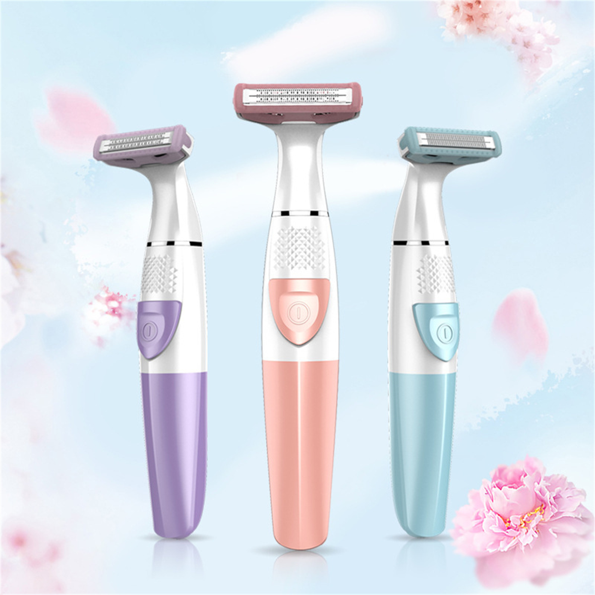 Drei elektrische Rasierer in Pastellfarben, mit rosa Blume und verschwommenem Hintergrund.