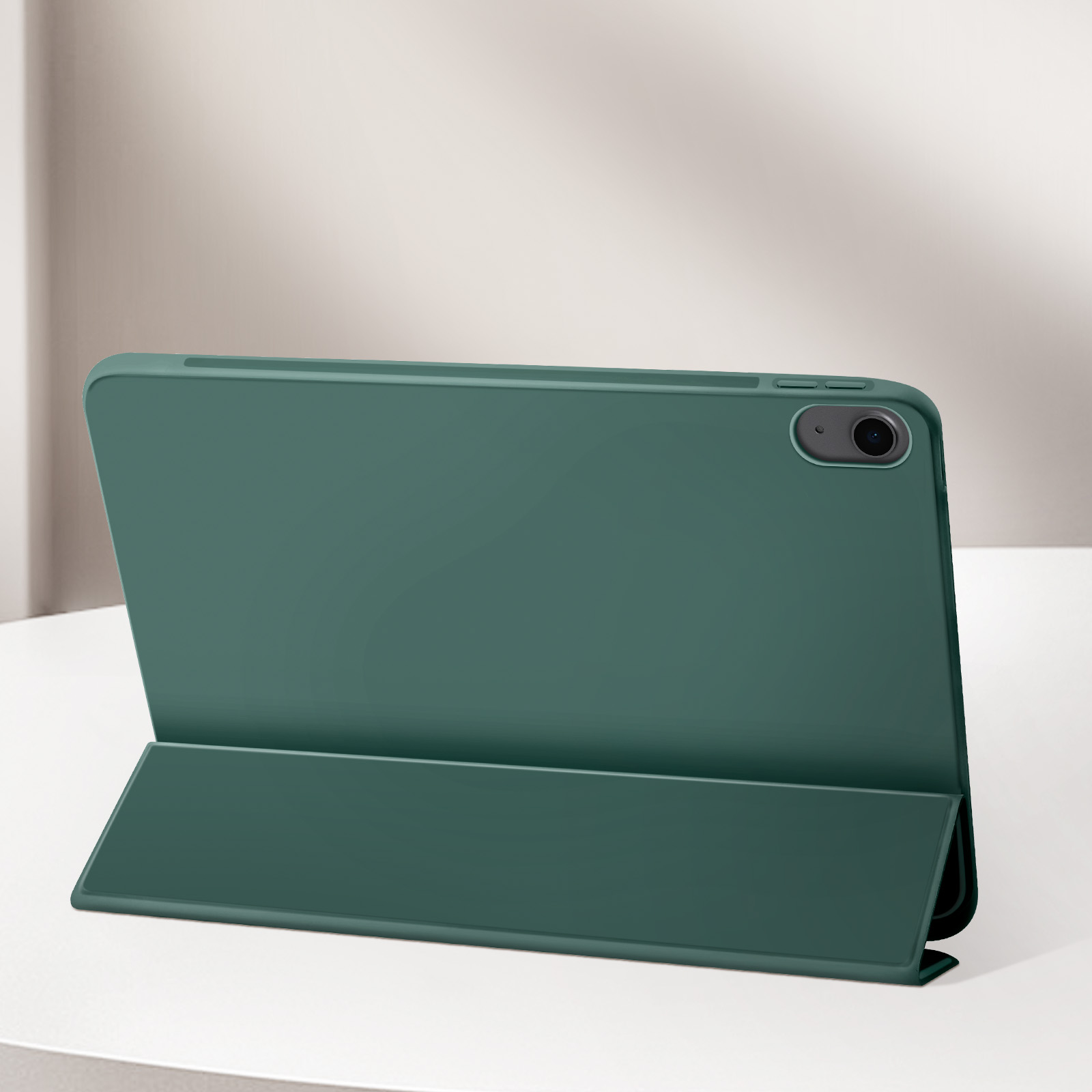 Custodia verde per tablet, parzialmente aperta, con un tablet all'interno. Sfondo chiaro, fotocamera visibile.